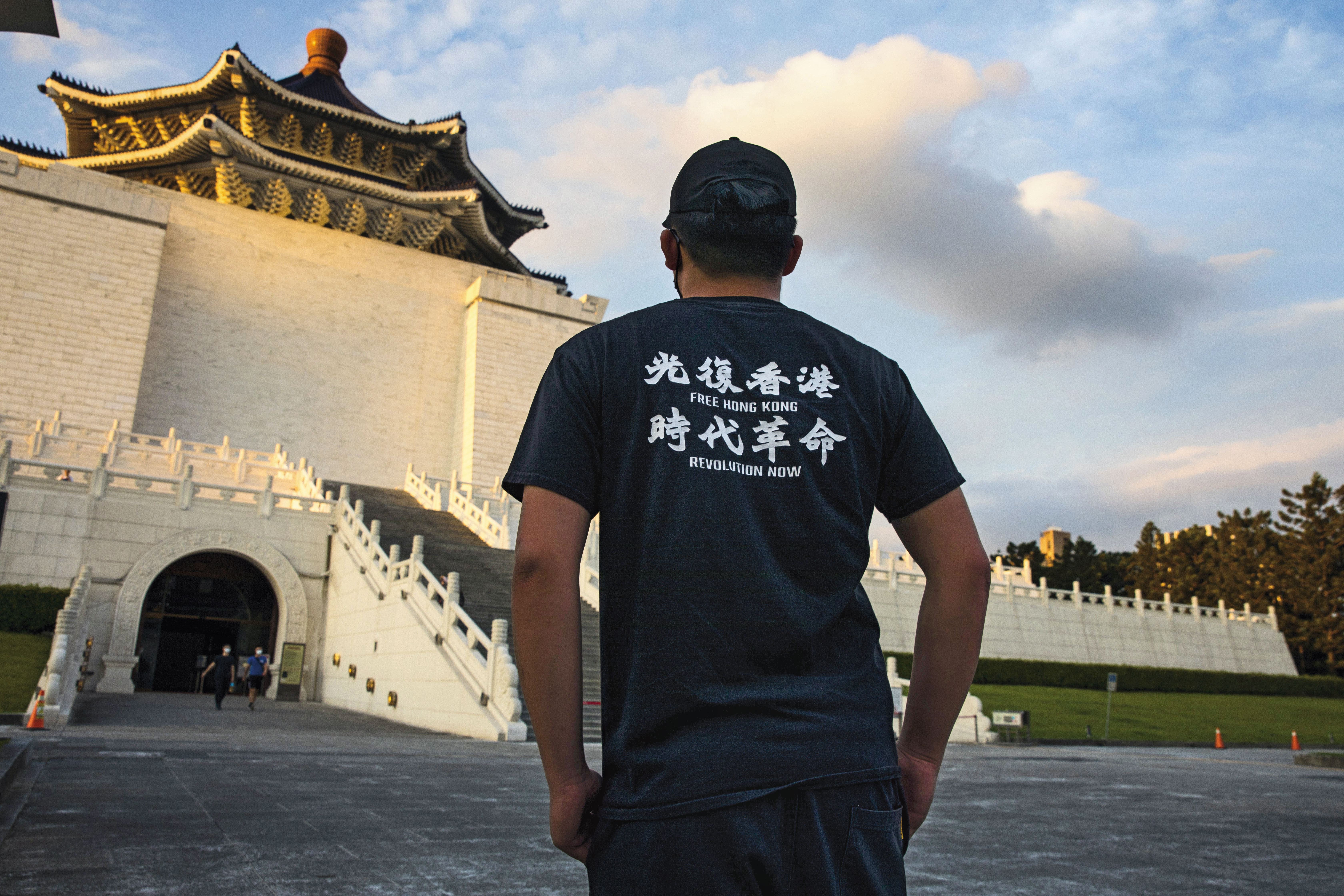 2020年，蔡智豪來到台灣不久，拍照時只能背面示人。圖為2020年6月4日，他在中正紀念堂前接受拍攝，以衣服背面「光復香港、時代革命」8字表達訴求。