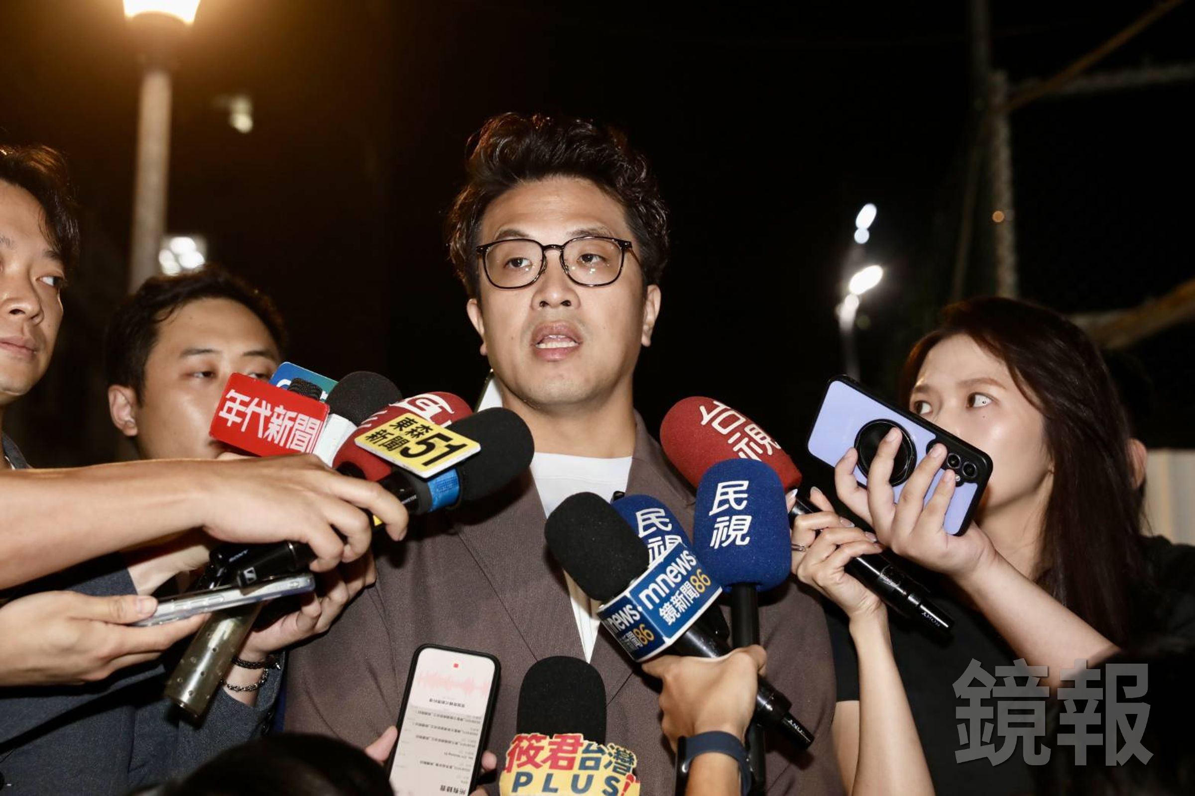 沈伯洋晚間出席台北市長候選人論壇「台北.無限之城」受訪。(鏡報林煒凱)