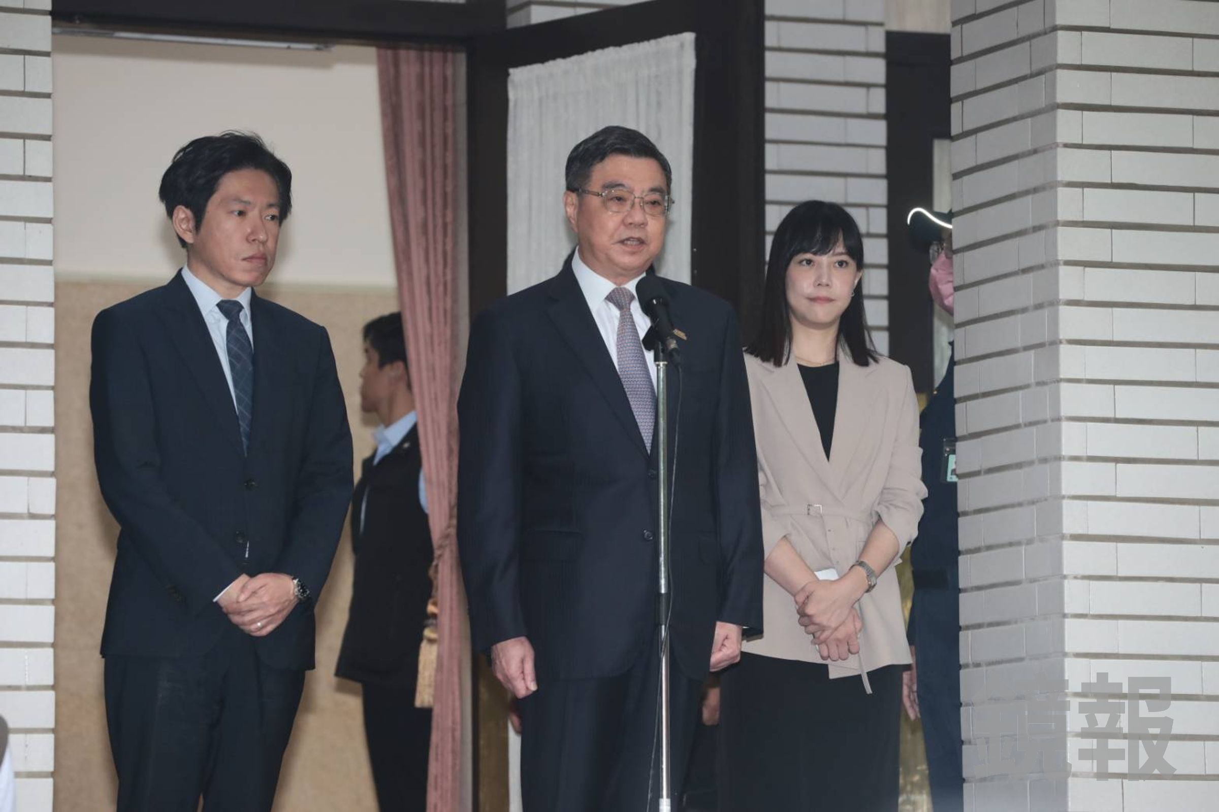 藍白先前在立法院通過修正版《財劃法》，行政院長卓榮泰（中）最後決定不副署。（鏡報林煒凱攝）