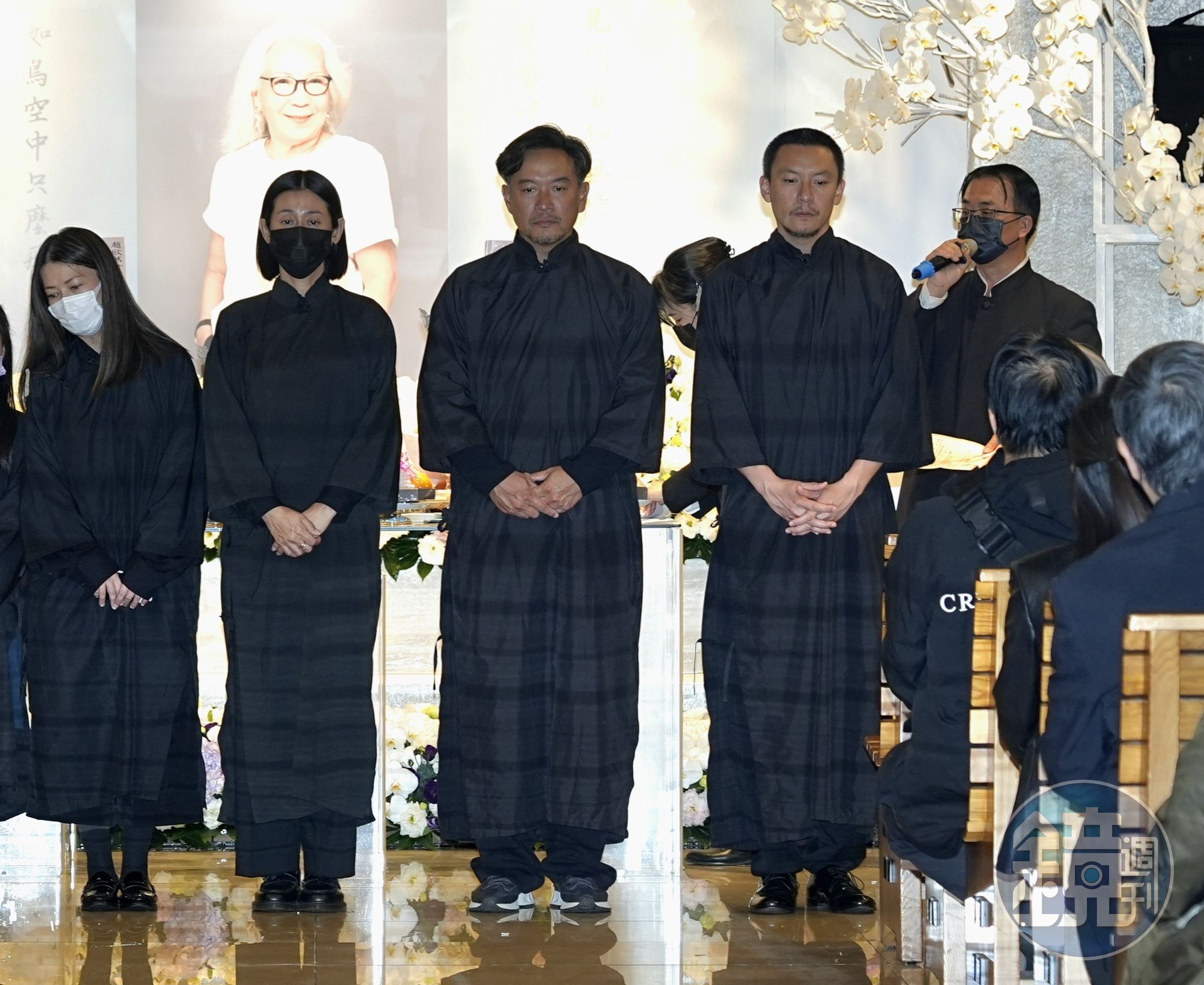 張翰、張震夫妻率子女答謝親友對母親的悼念。