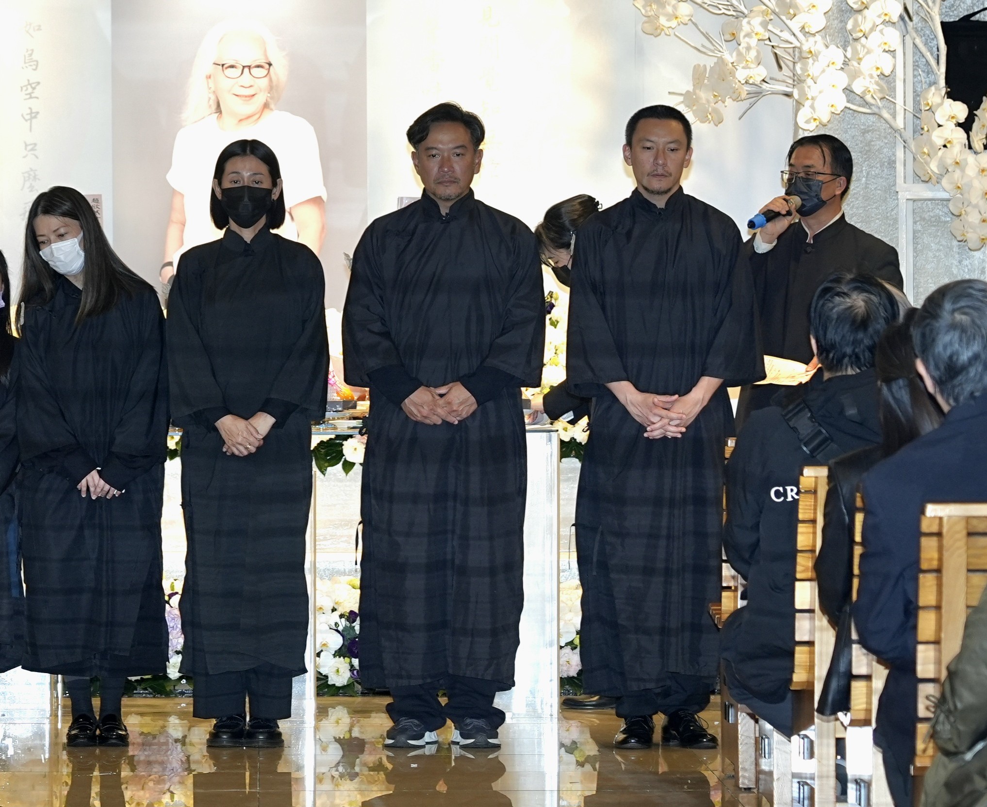 張翰、張震夫妻率子女答謝親友對母親的悼念。