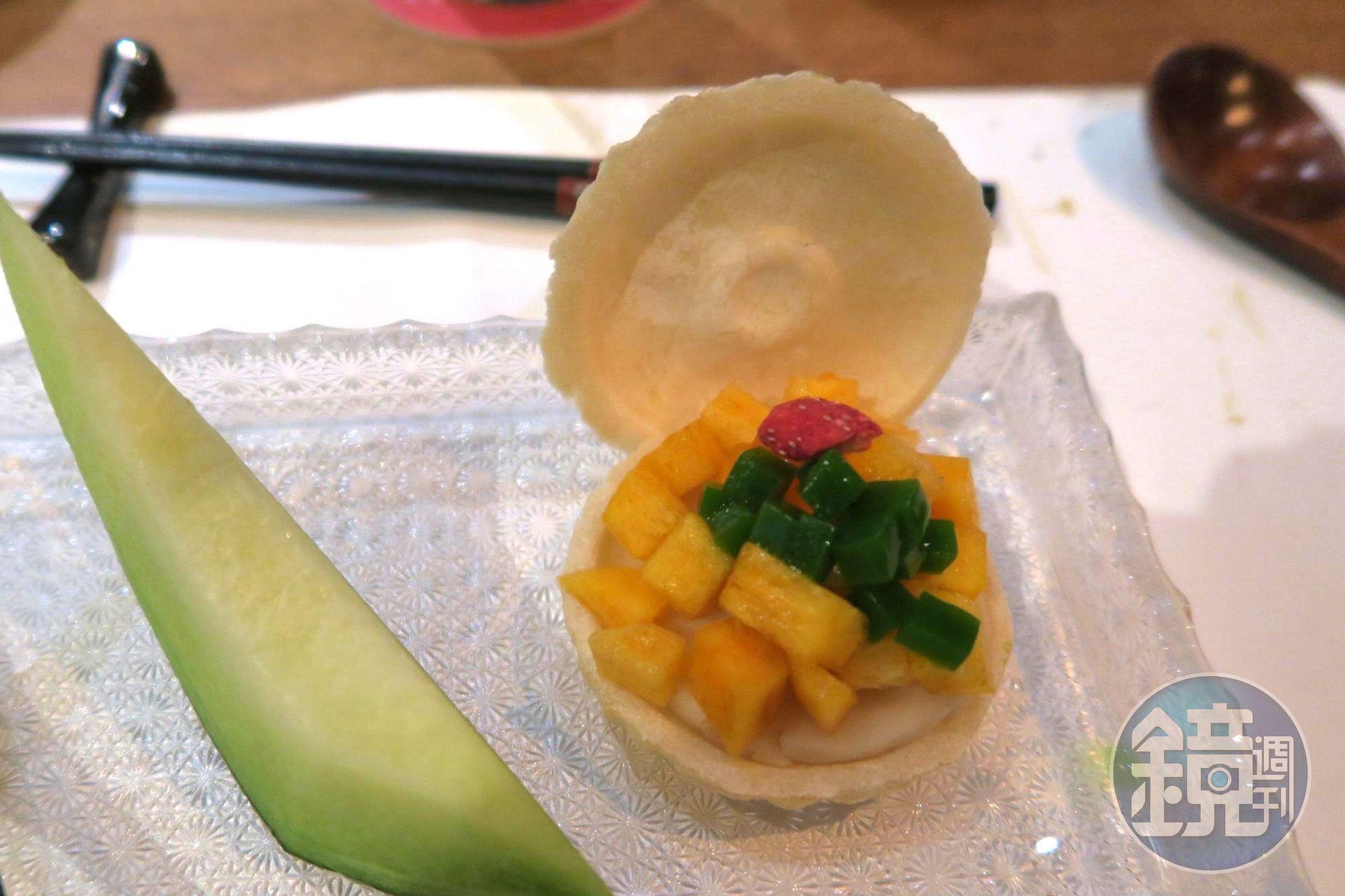 今日的「菓物最中」吃的是哈蜜瓜與白豆沙甜柿,點綴抹茶凍和乾燥草莓。