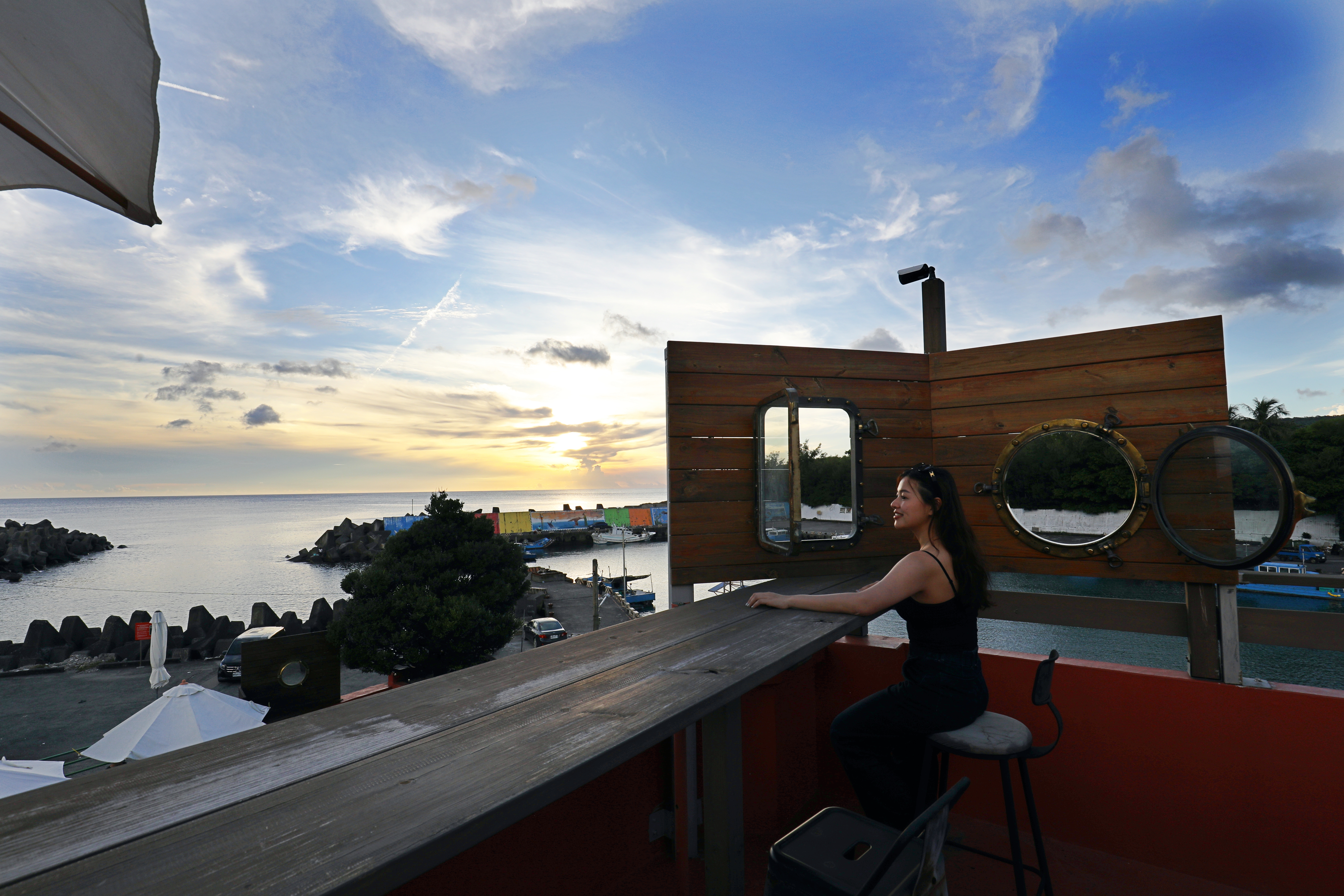 位於山海漁港的「逗啥」，2樓陽台能吹海風眺望夕陽，感受小漁村的純樸與寧靜。