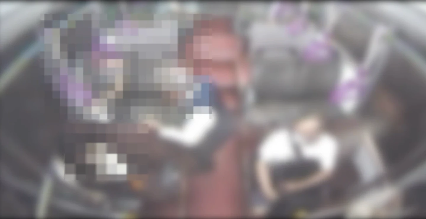 一名73歲老翁，連續更換座位對車上3名20多歲的女子伸出鹹豬手。（翻攝畫面）