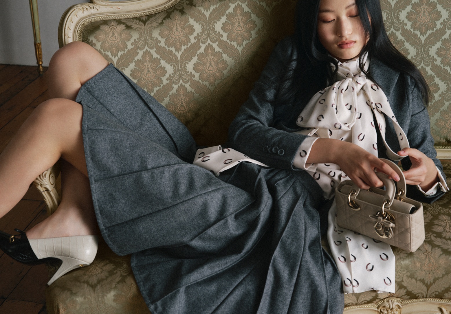 絲巾上的馬蹄鐵元素是馬年新春限定系列的代表圖騰之一。（Dior提供）