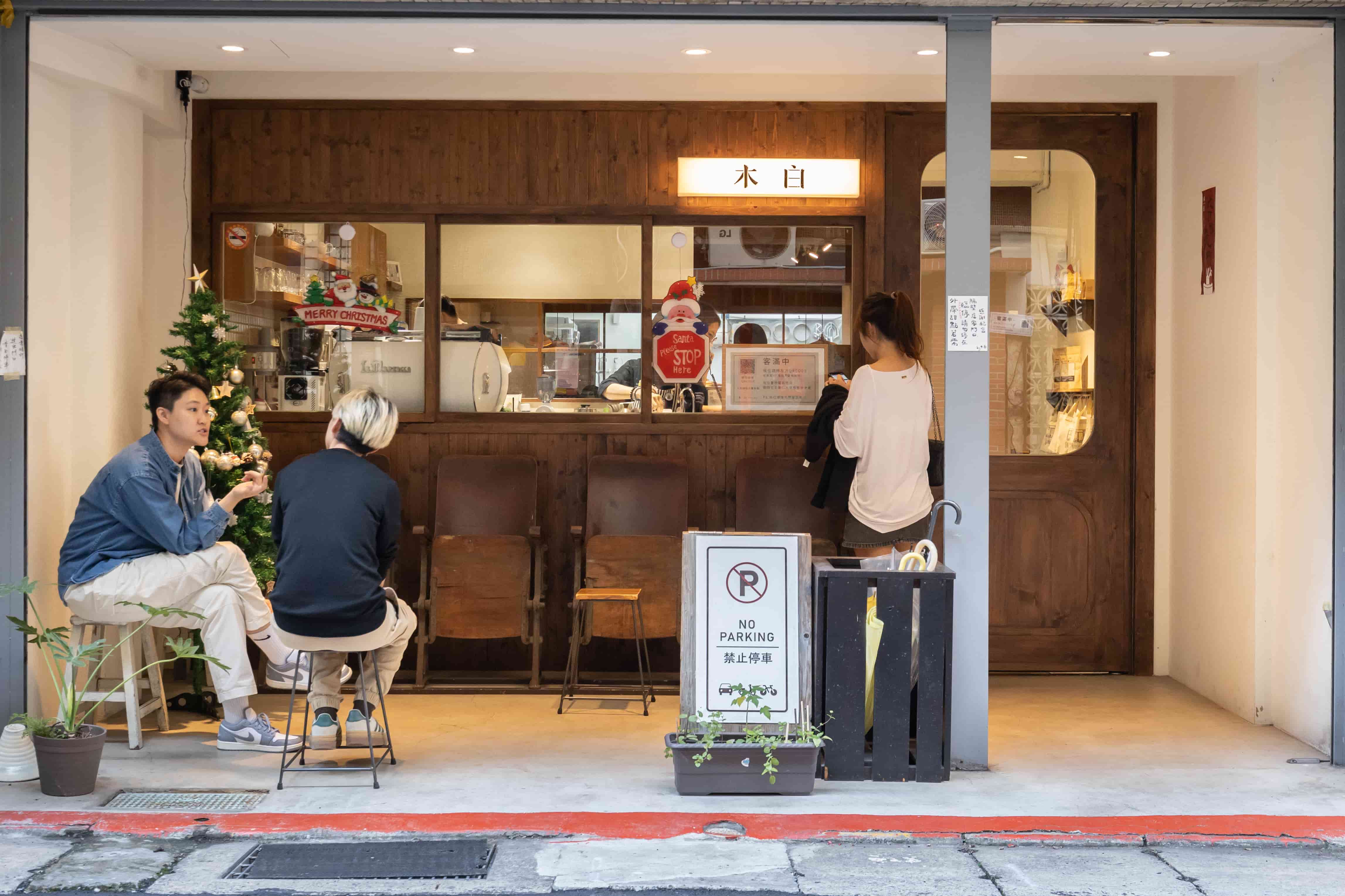 開業7年的「木白咖啡甜點店」曾搬過一次家，如今隱身在台北善導寺捷運站附近的巷子裡。