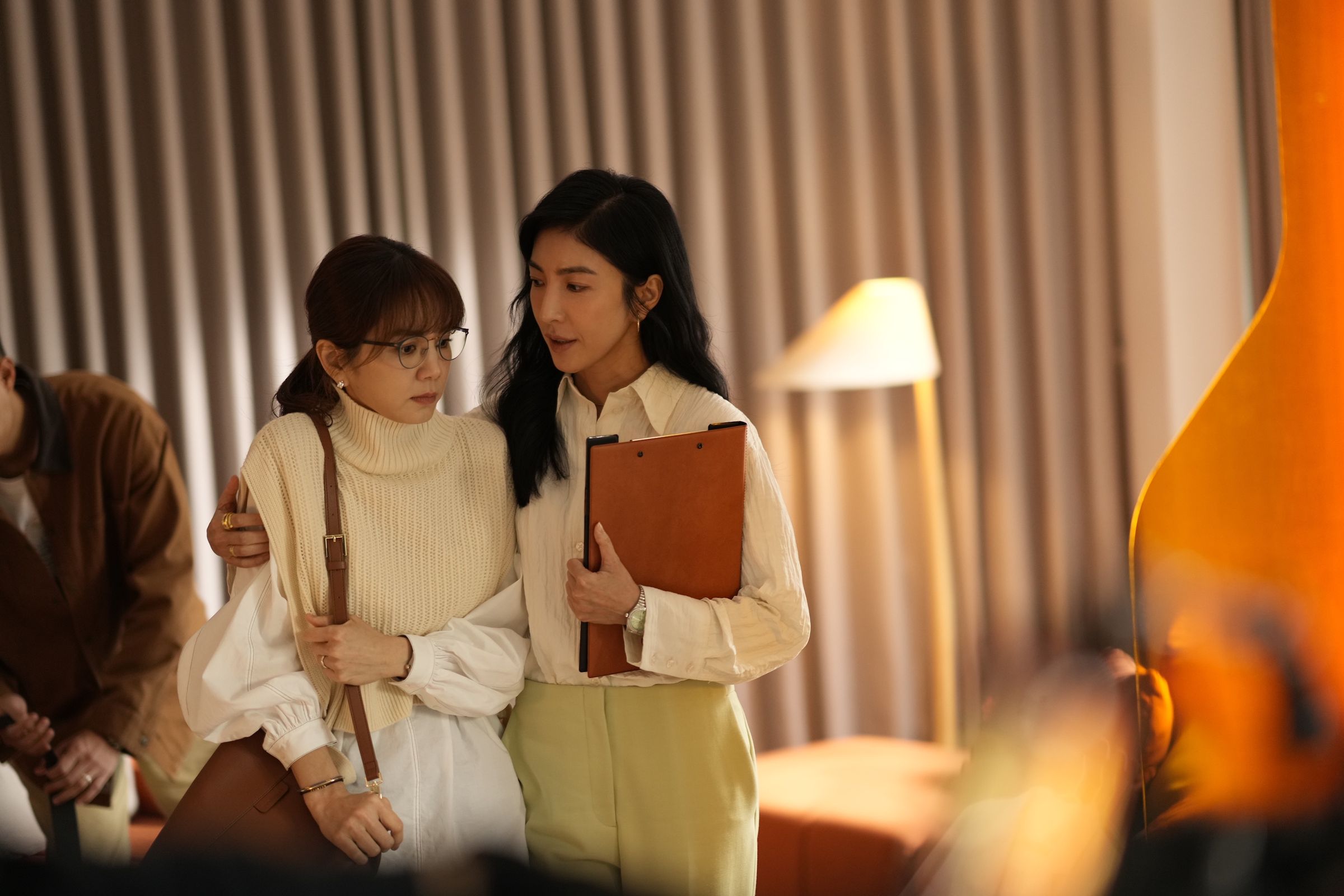 劇中Ella陳嘉樺因為性生活不如意,為挽救婚姻求助於性治療師楊謹華。(壹壹影業提供)