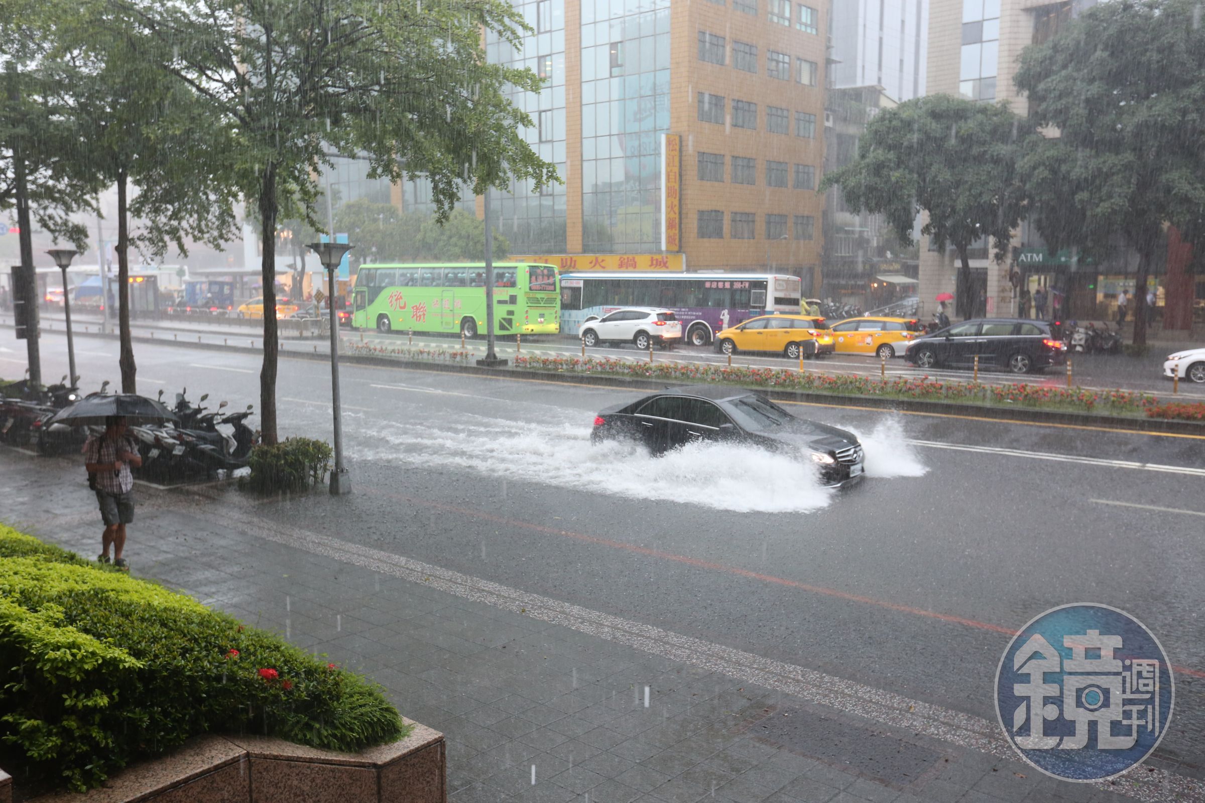 擎天崗降雨量破400毫米，全台有18個測站均顯示雨量「紫爆」。（本刊資料照）