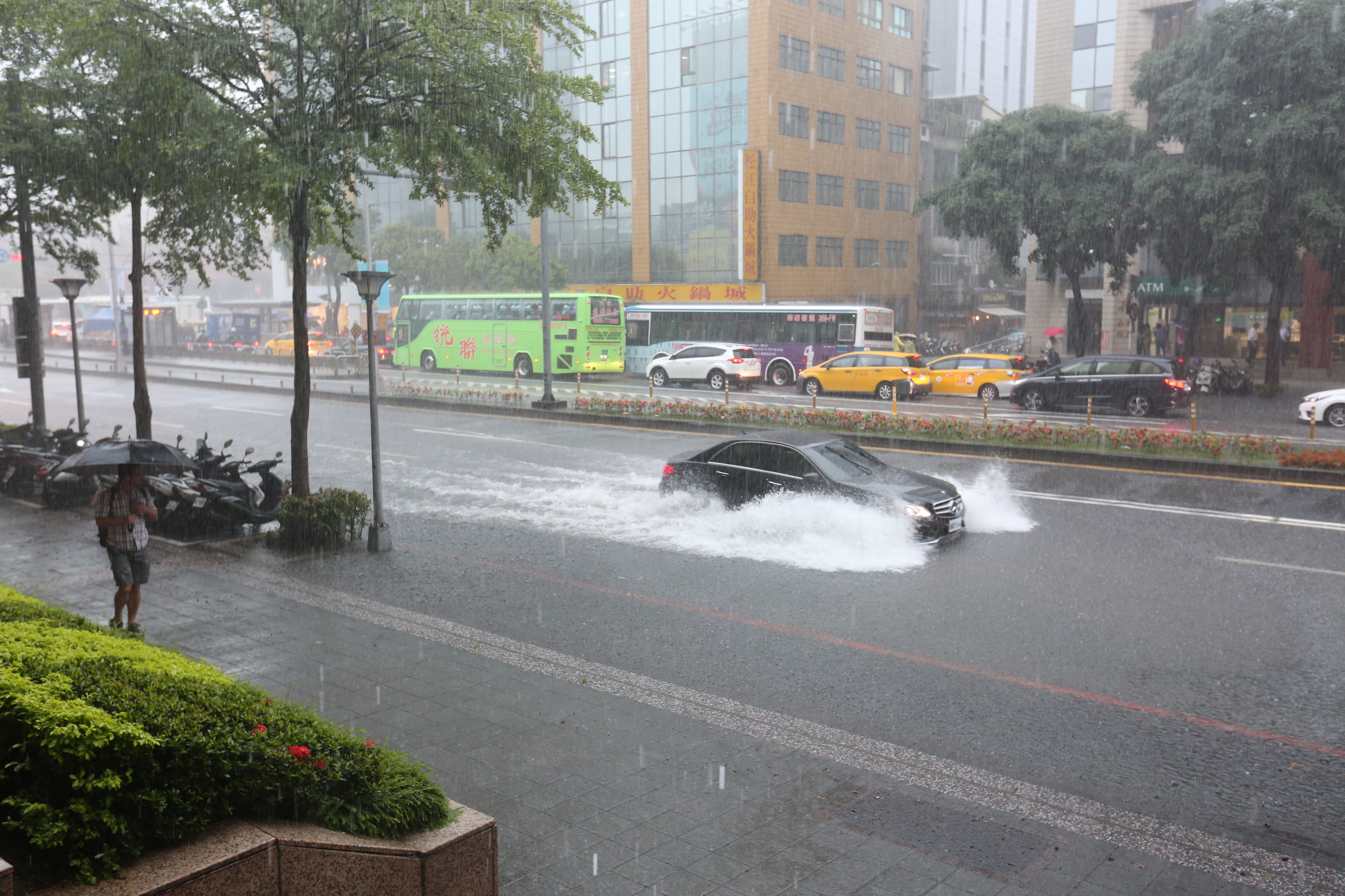 擎天崗降雨量破400毫米,全台有18個測站均顯示雨量「紫爆」。(本刊資料照)