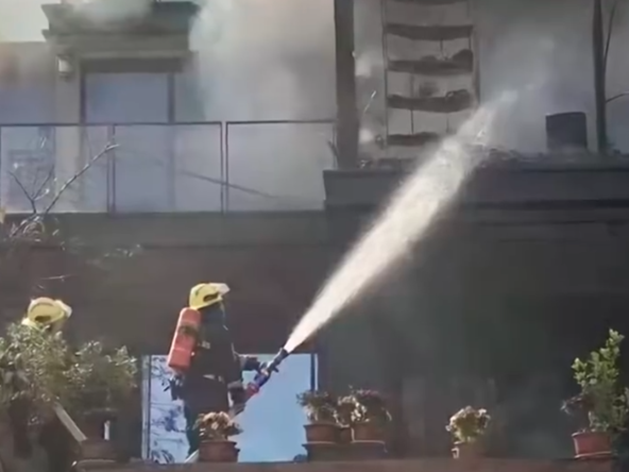 中國武漢一名男童在家玩打火機，導致別墅失火。（翻攝自微博）
