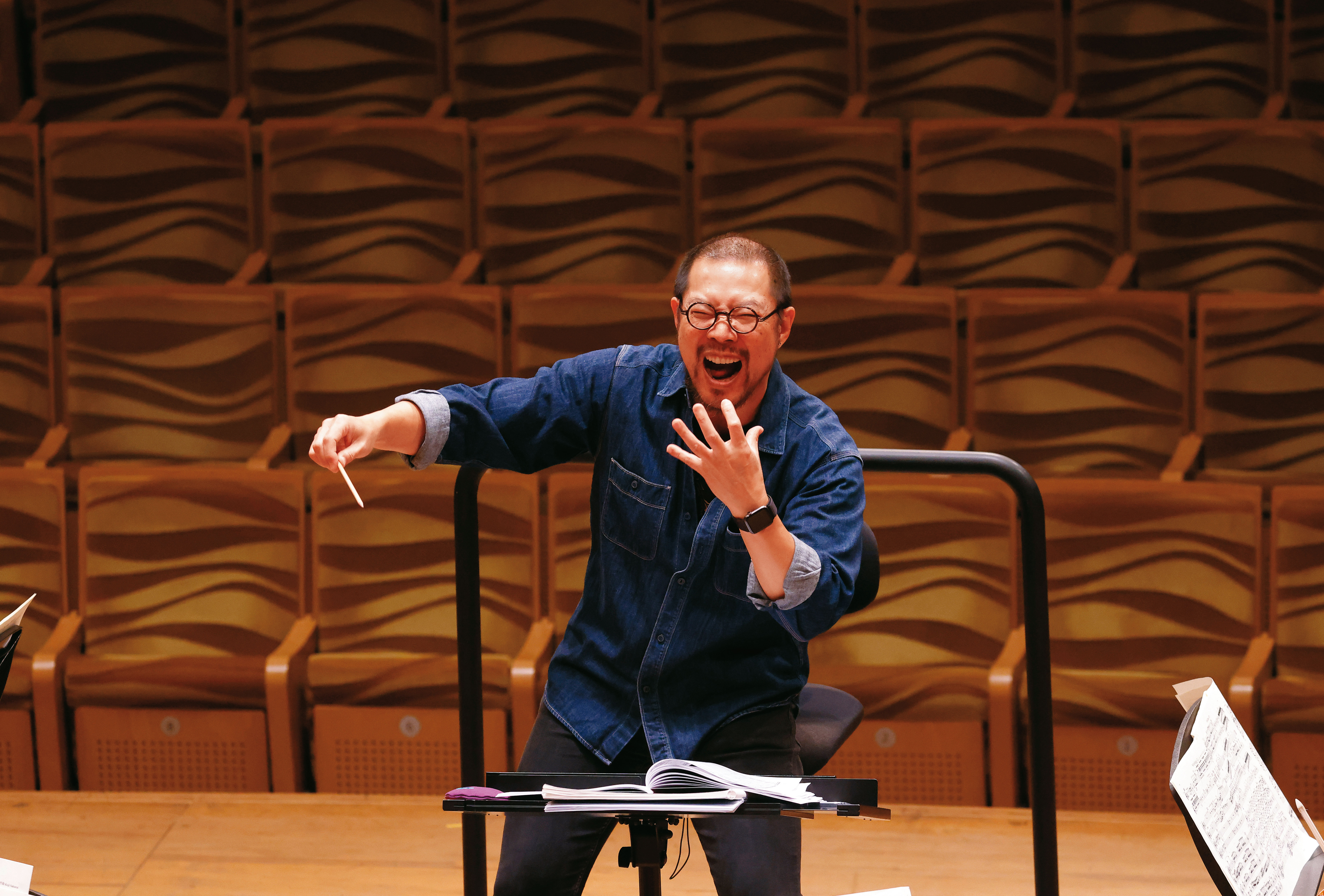 彩排時， 簡文彬常賣力示範某段音樂 該如何詮釋、表達。