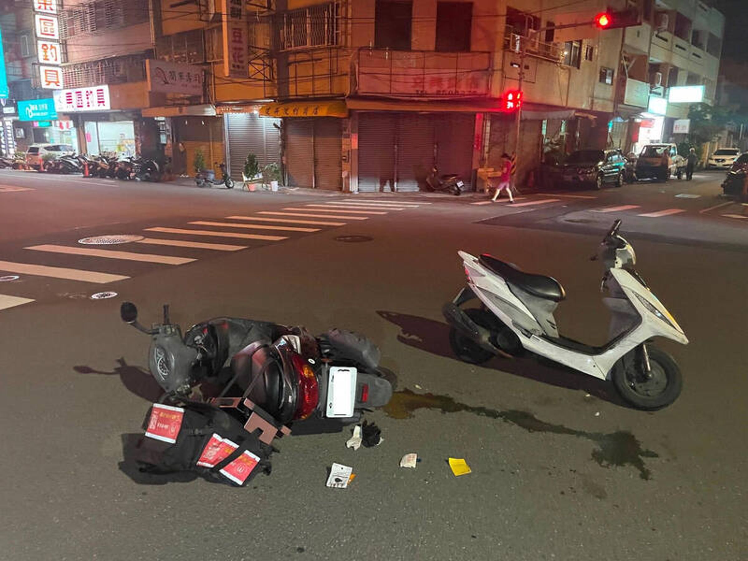 杜男機車（右）與麥當勞外送機車當街互撞，使得杜男藏匿毒品行為曝光。（警方提供）