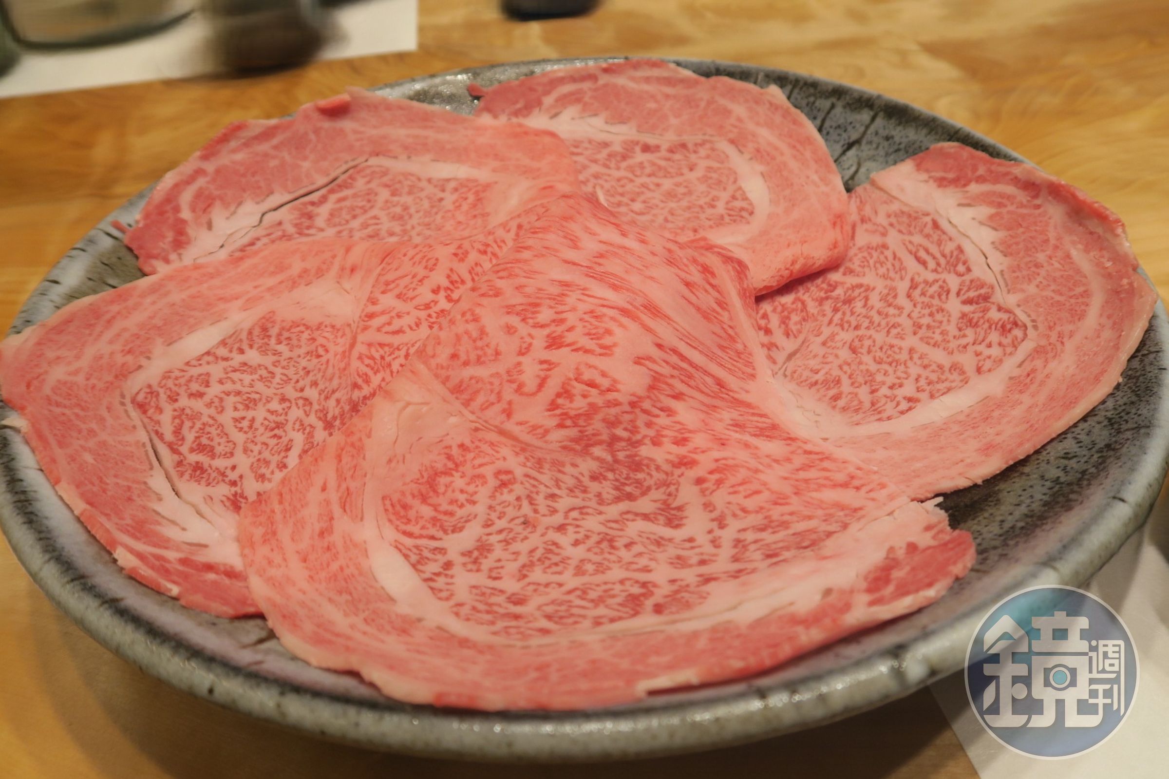 點套餐加點肉品,依等級高低,每片價格在2,000~3,500日圓之間(約NT$410~718)。