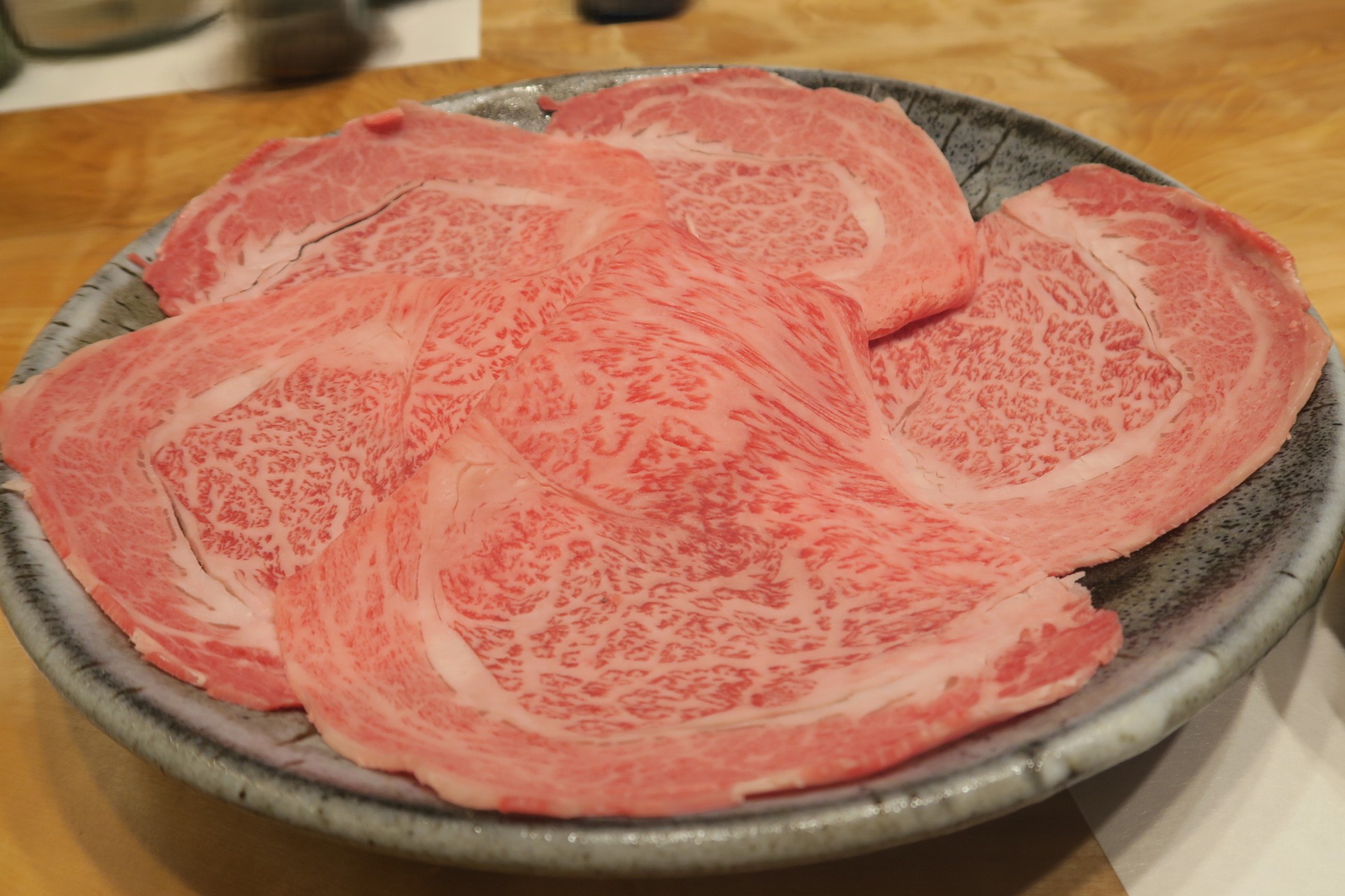 點套餐加點肉品,依等級高低,每片價格在2,000~3,500日圓之間(約NT$410~718)。