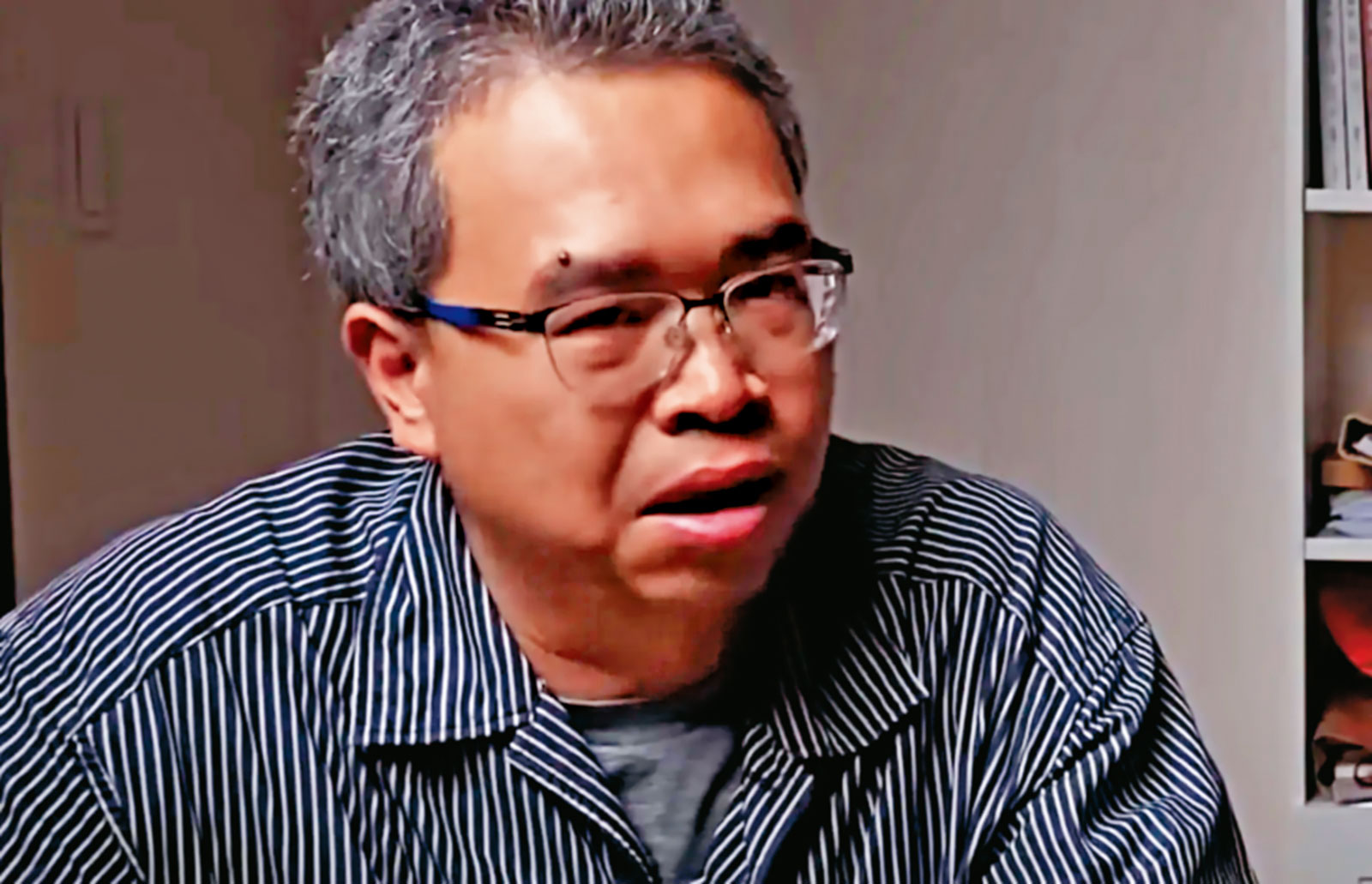 上個月底宣稱被網民恐嚇的林裕紘，上黃國昌的直播節目崩潰痛哭。這一哭，討厭民進黨的情緒也來到高點。（翻攝自黃國昌YT頻道）