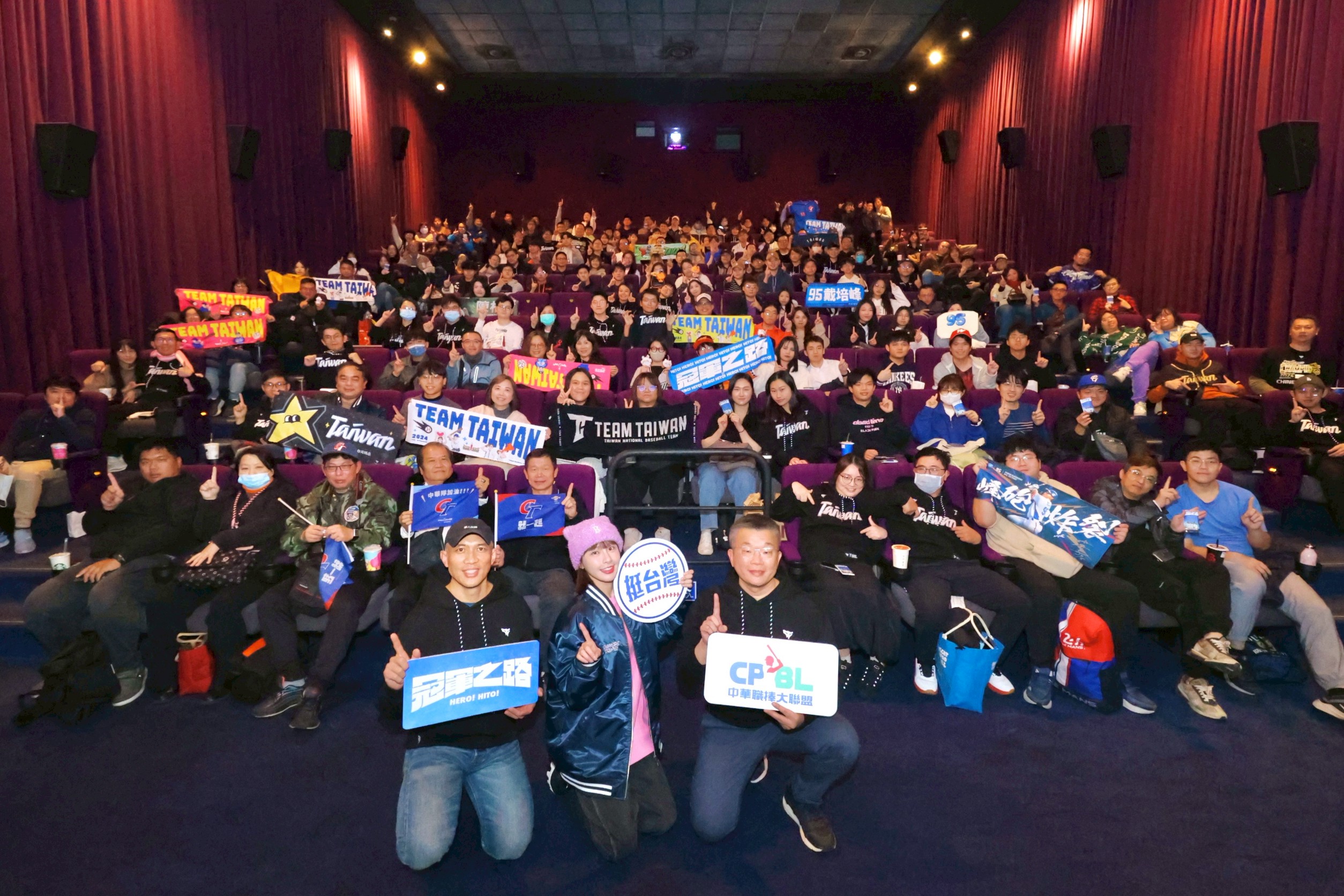 《冠軍之路》龍男・以撒克・凡亞思（前排左起）、人氣啦啦隊女神峮峮與中華職棒會長蔡其昌現身影廳。（牽猴子提供）