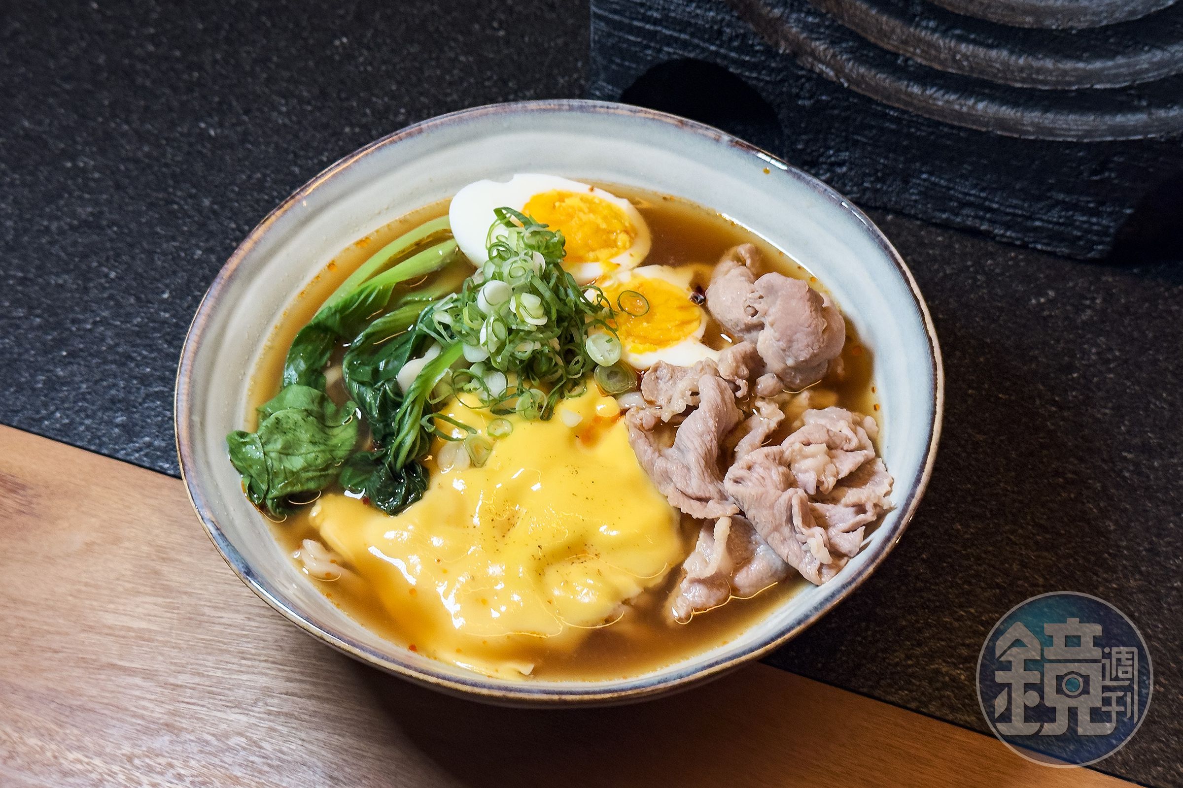 別以為來酒吧只能喝酒，「2 Point風味拉麵」以韓式大醬熬煮出厚實湯頭，搭配Q彈手工生麵，成為不少客人下酒之餘最有飽足感的主食。（280元／份）
