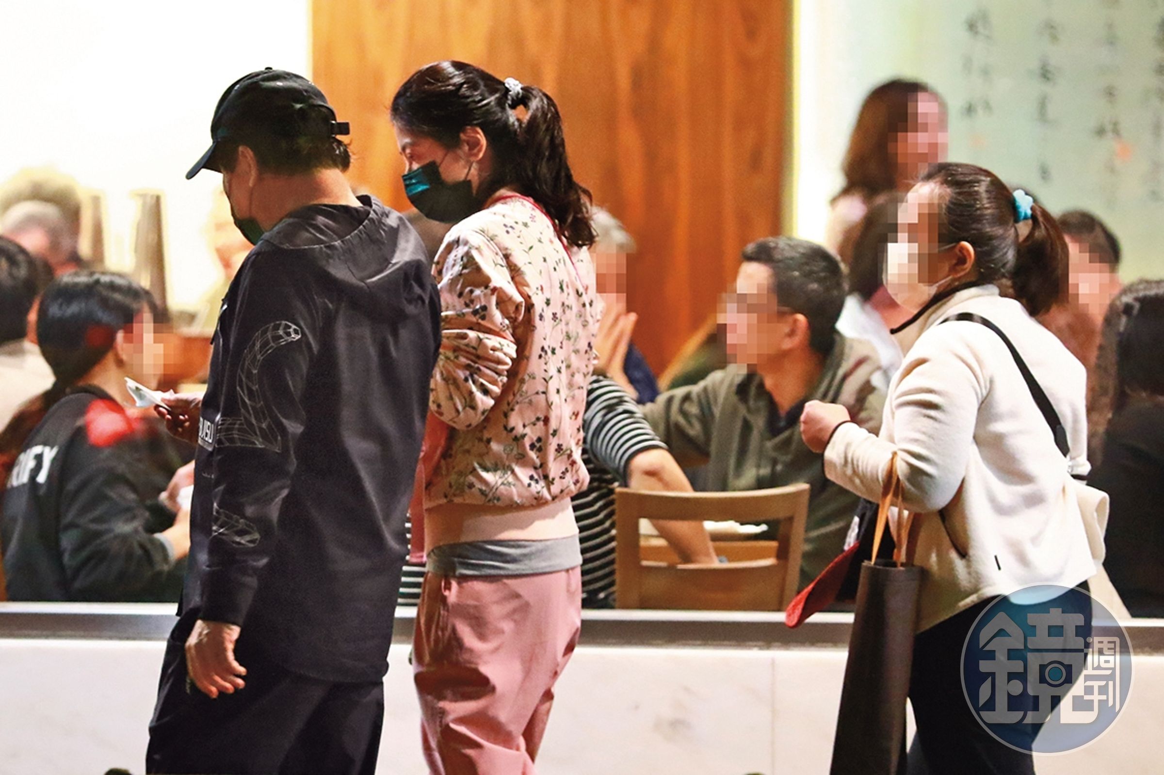 12月1日19：38，用餐結束，胡瓜與丁柔安併肩而行，表面看來非常和平。