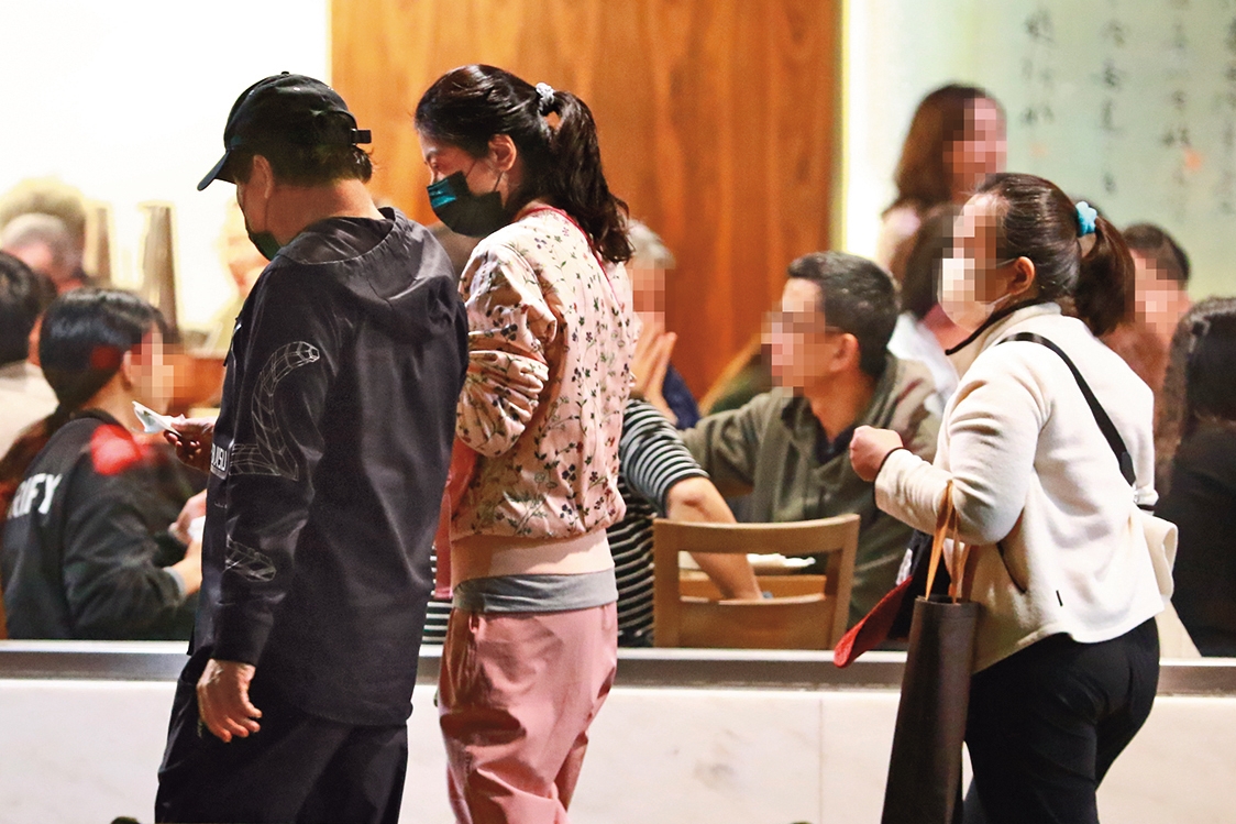 12月1日19：38，用餐結束，胡瓜與丁柔安併肩而行，表面看來非常和平。
