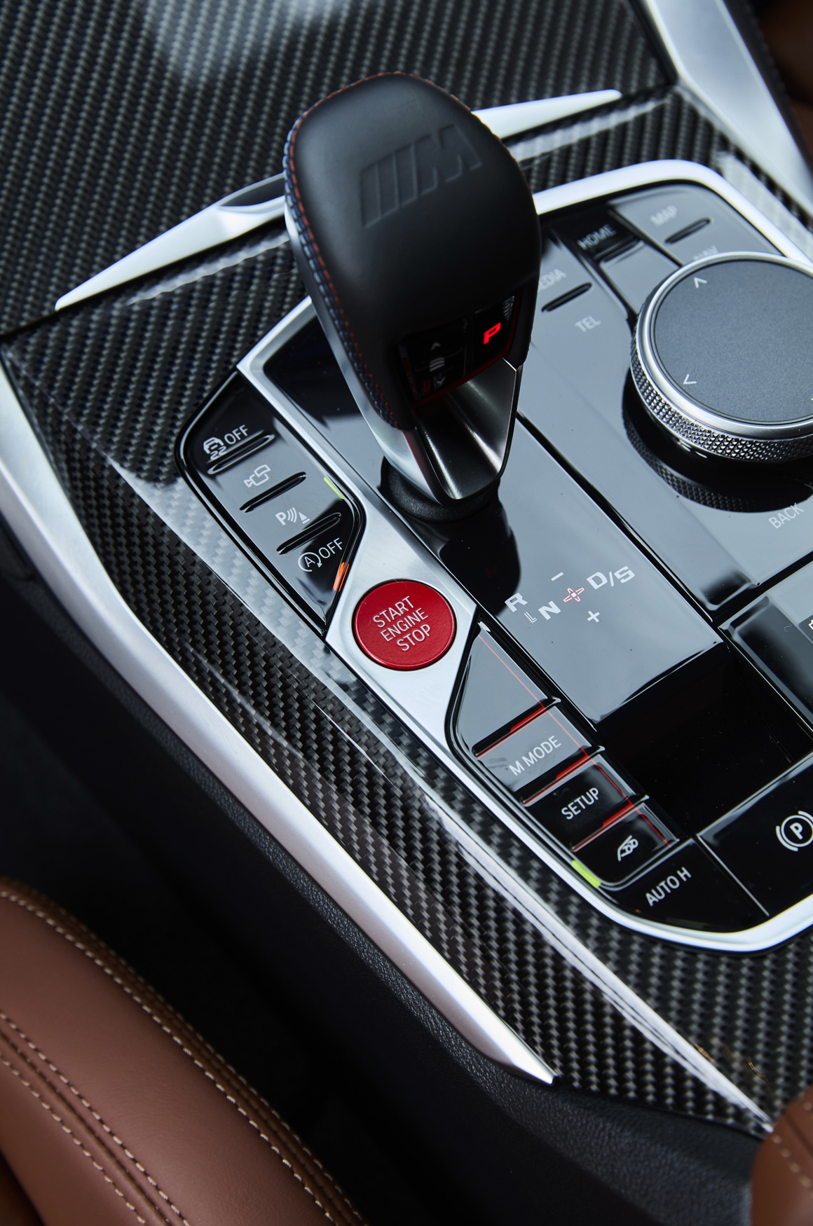 M Steptronic 運動化 8 速手自排變速箱搭配M xDrive 跑車化可調式四輪傳動系統，零百加速在 3.6 秒可完成。
