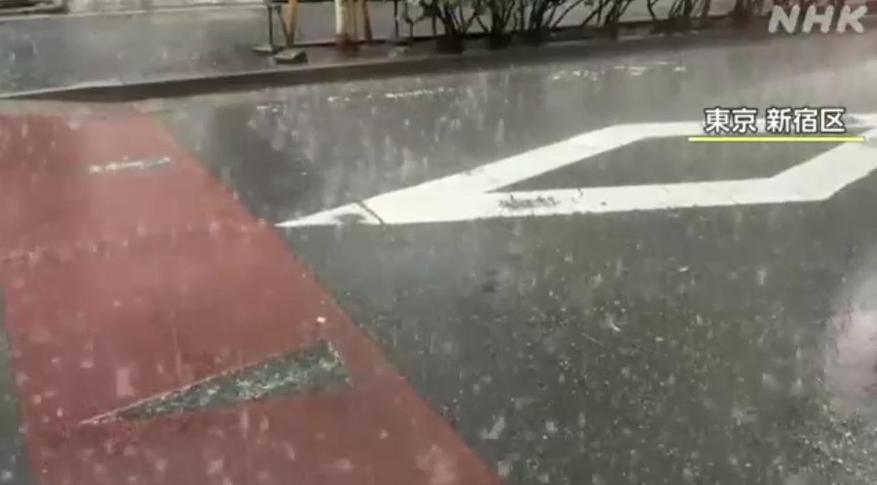 東京新宿今下午降下暴雨。（翻攝自NHK）