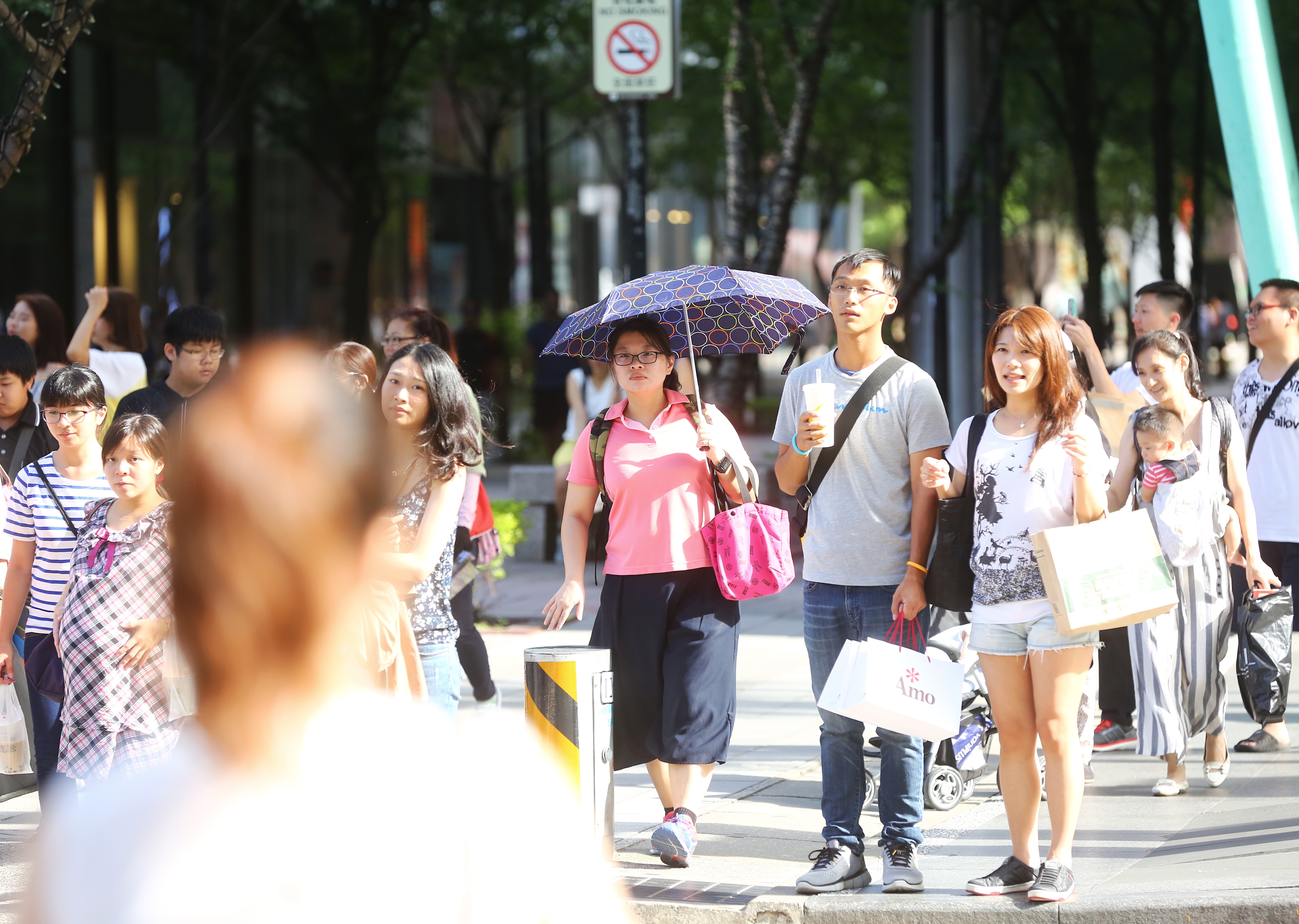 今起炎熱如盛夏,高溫飆逾36度,外出記得防曬、防中暑。(資料照)