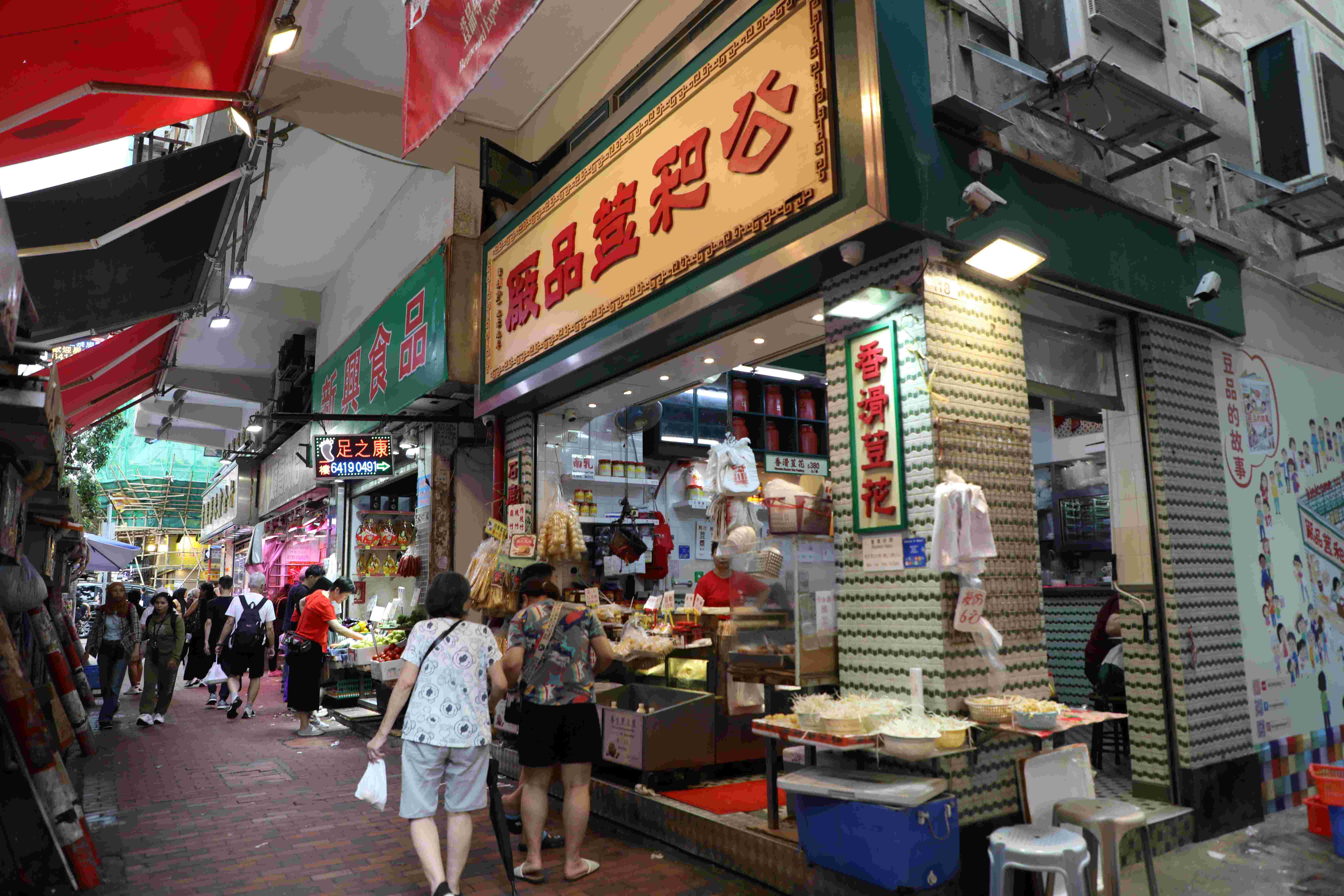 另一個店鋪維持著老派裝潢，跟菜市場的氣氛比較搭。