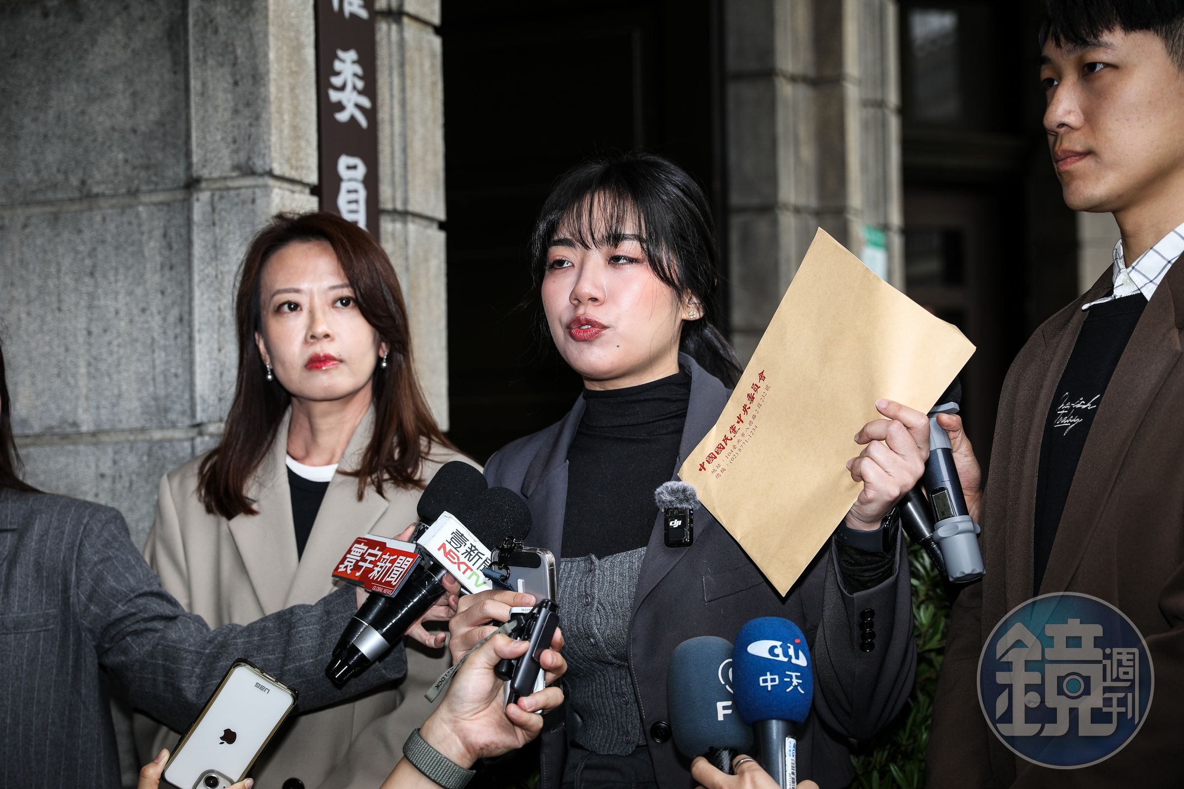 國民黨發言人楊智伃今率員前往監察院，稱要告發罷免團體違法收受政治獻金，卻被打臉找錯人了。