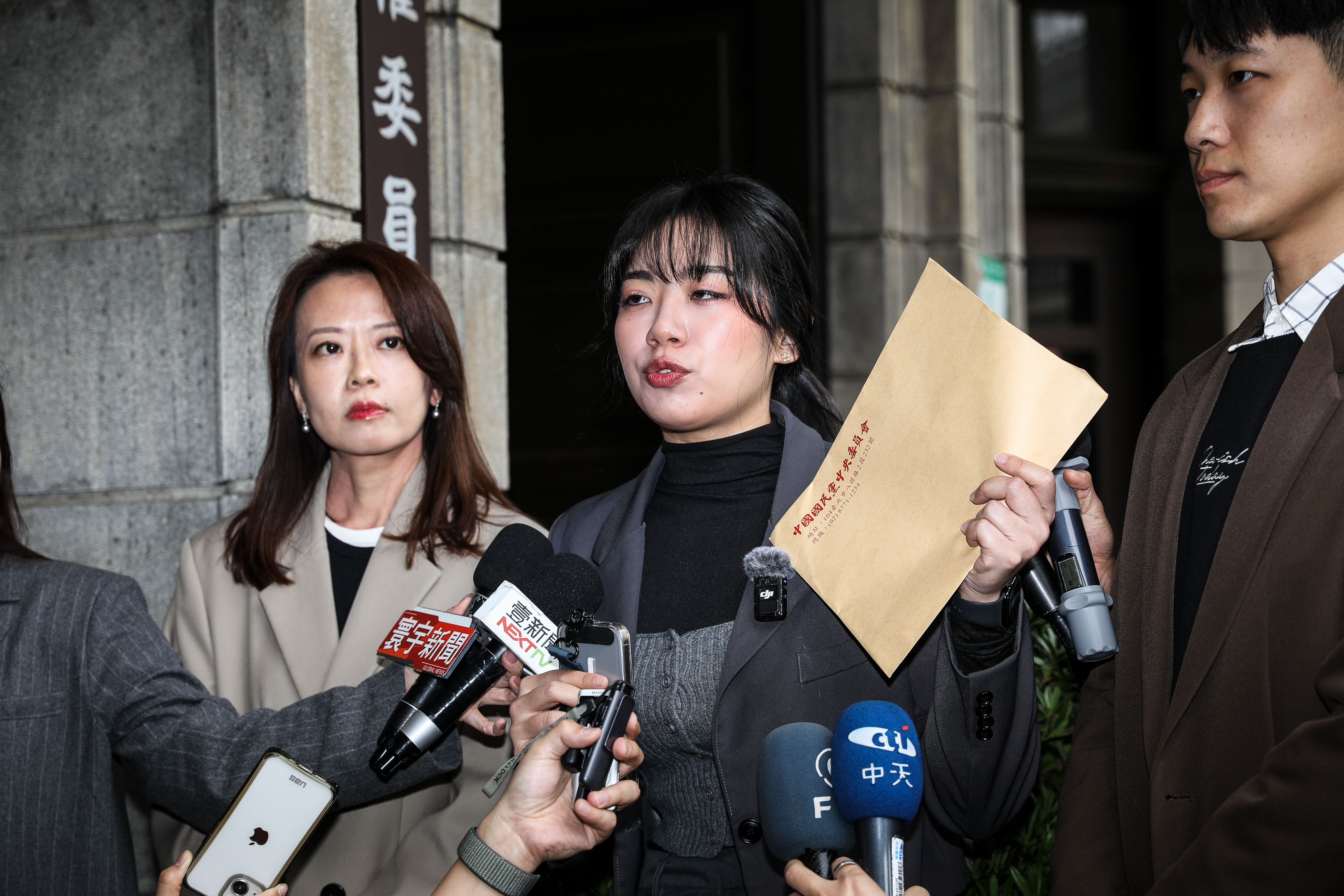 國民黨發言人楊智伃今率員前往監察院，稱要告發罷免團體違法收受政治獻金，卻被打臉找錯人了。