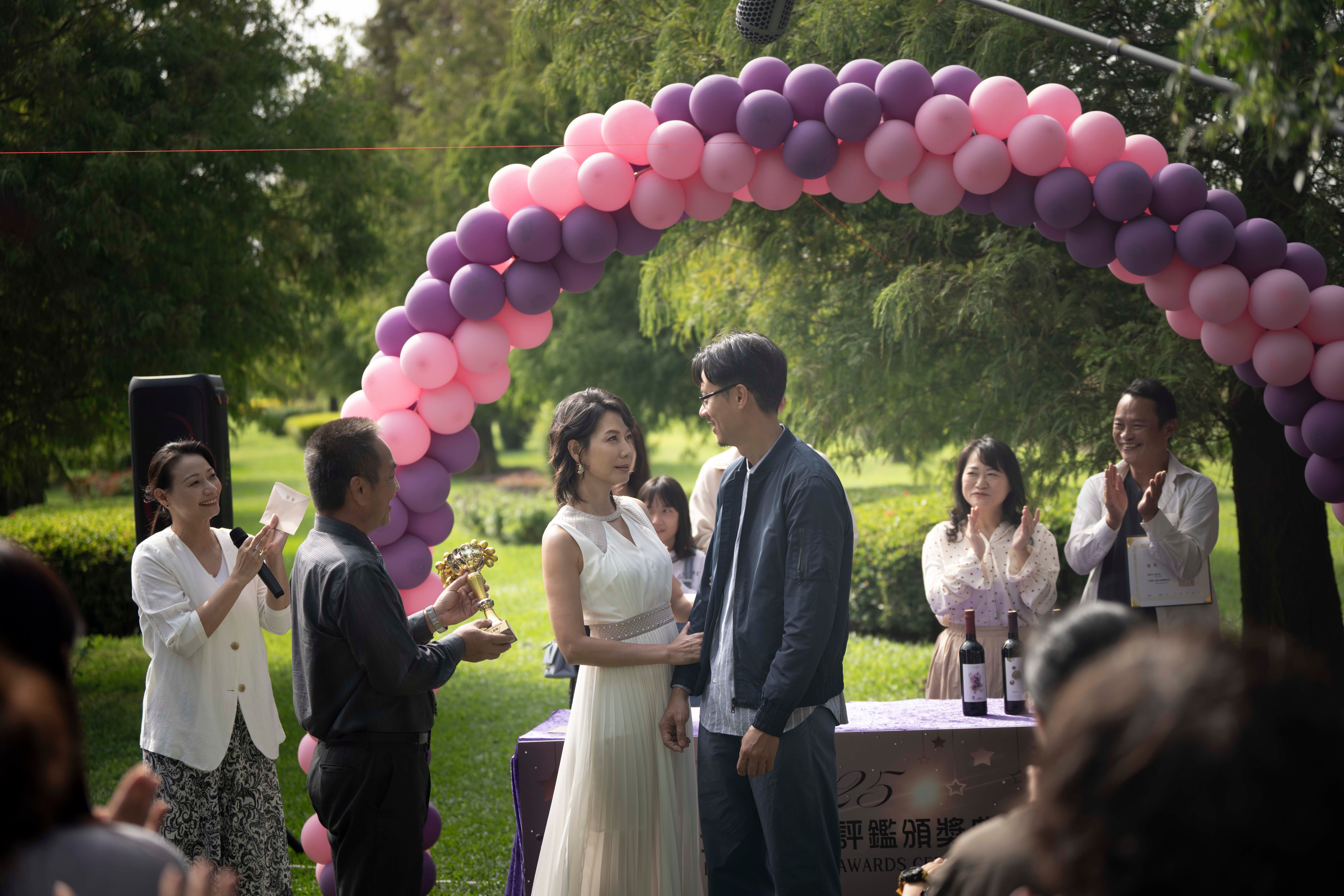 劇中冠中（劉書宏飾演）幻想跟世美（丁寧飾演）一同領獎。（華視、公視台語台提供）