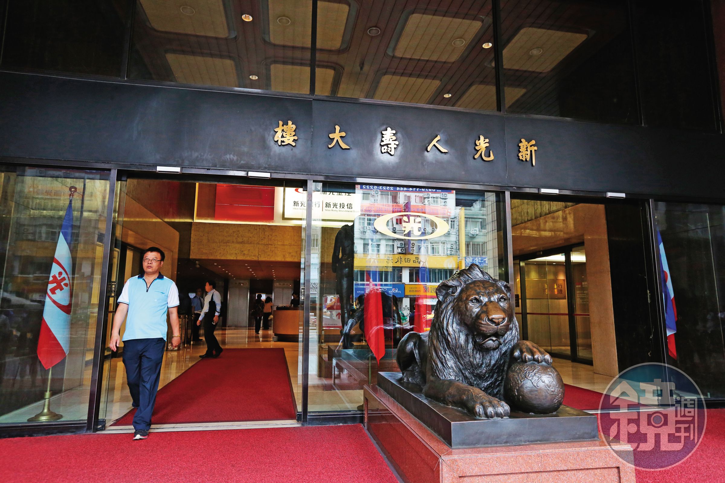 新光金起家厝新壽大樓去年拆除都更,門口石獅子正是吳火獅象徵。