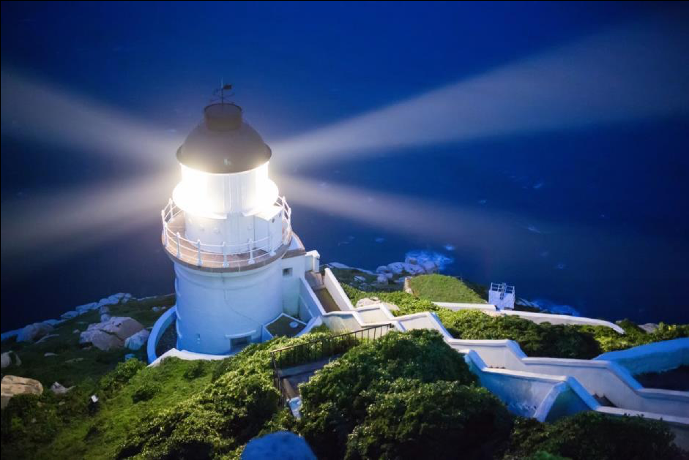 受到馬祖的地形影響,東引島燈塔是全台唯一一座入口處設在二樓的燈塔。(圖/擷取自交通部觀光署)