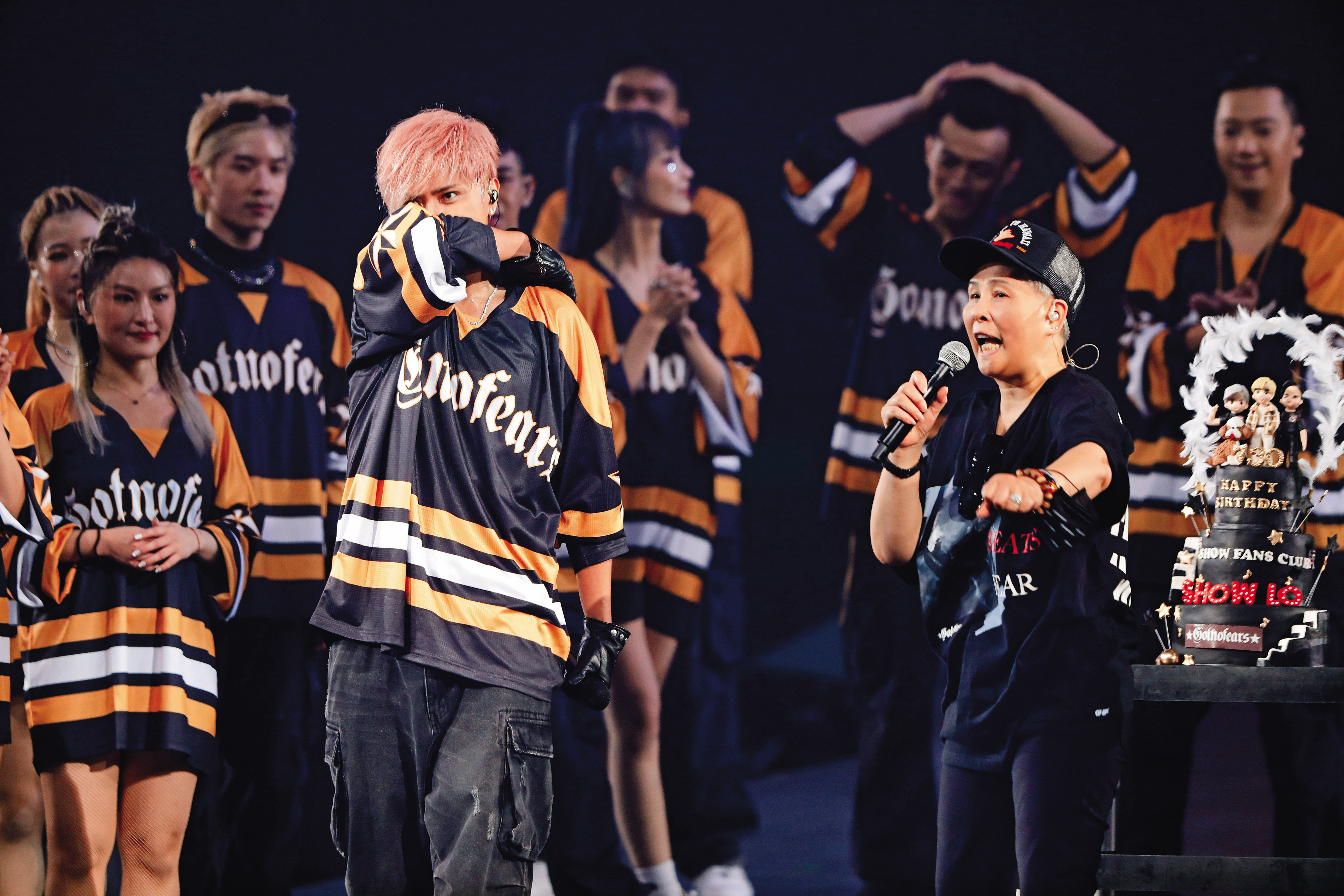 在小豬7月30日44歲生日當天的演唱會上，羅媽媽陪著他一起慶生。