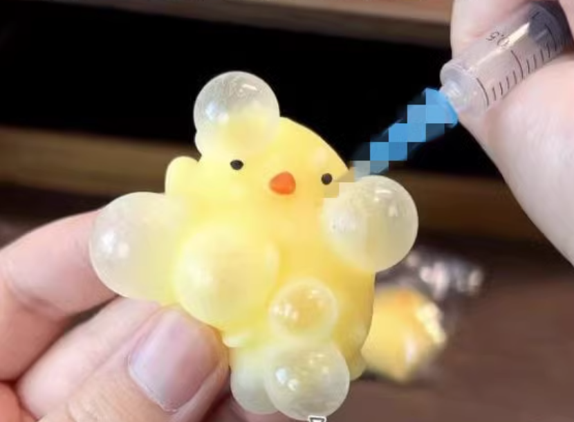 中國又出現新的玩具，以針筒將空氣注入矽膠玩具，戳破泡泡後達到療癒效果。（翻攝自淘寶）