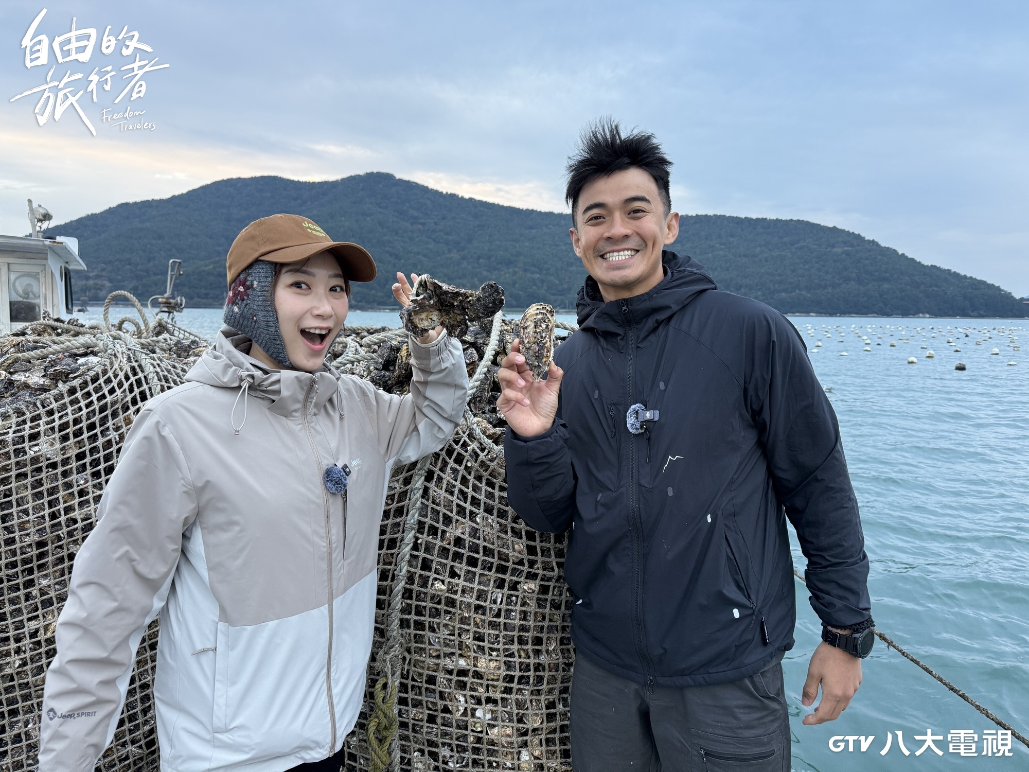 融融、咪蕾在韓國出外景捕撈牡蠣。（八大提供）