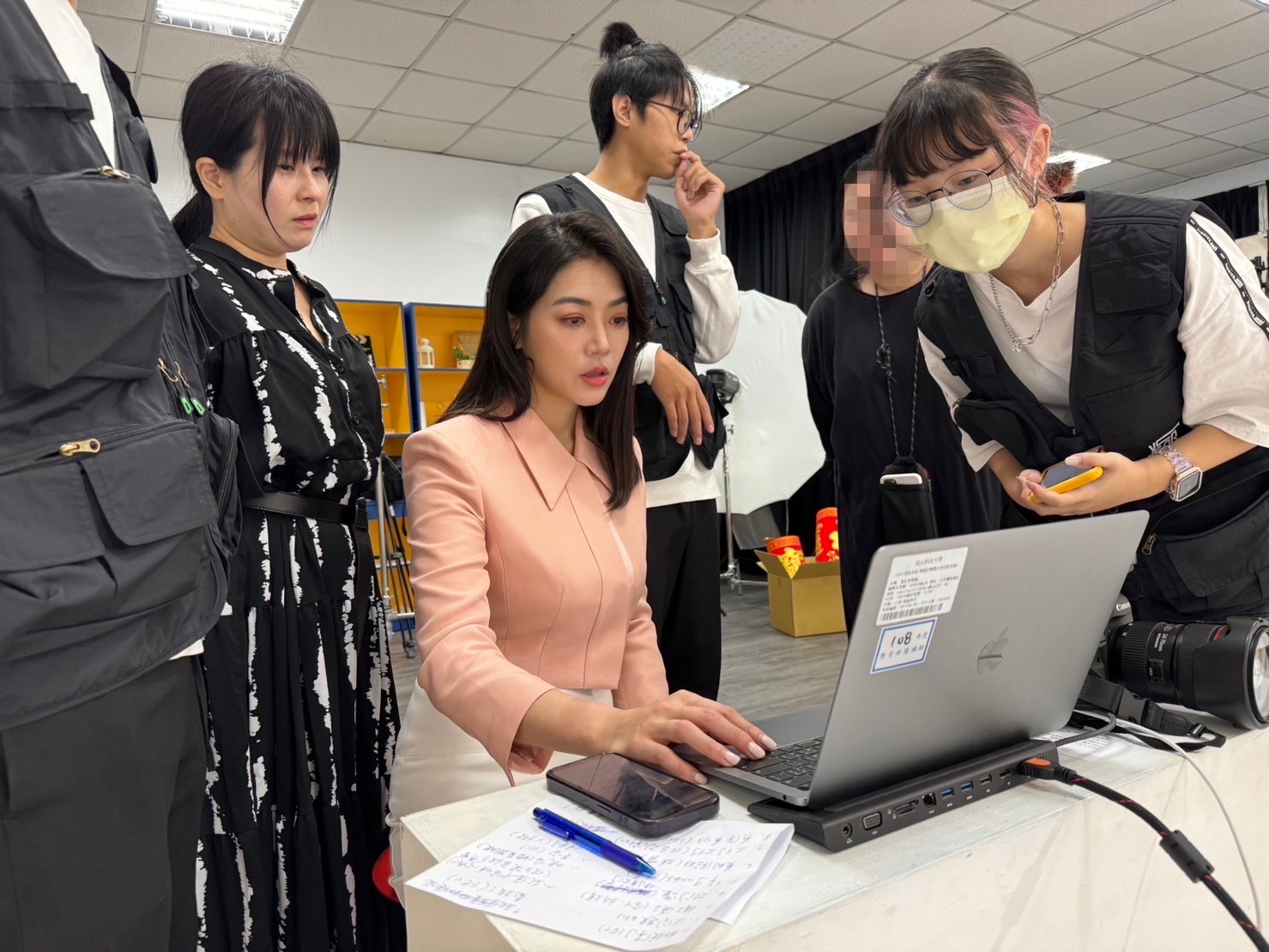 劉方慈與青年學子面對面討論貼圖、拍攝、文案等發想，密切互動，跳脫傳統課堂模式。（北台南家扶中心提供）