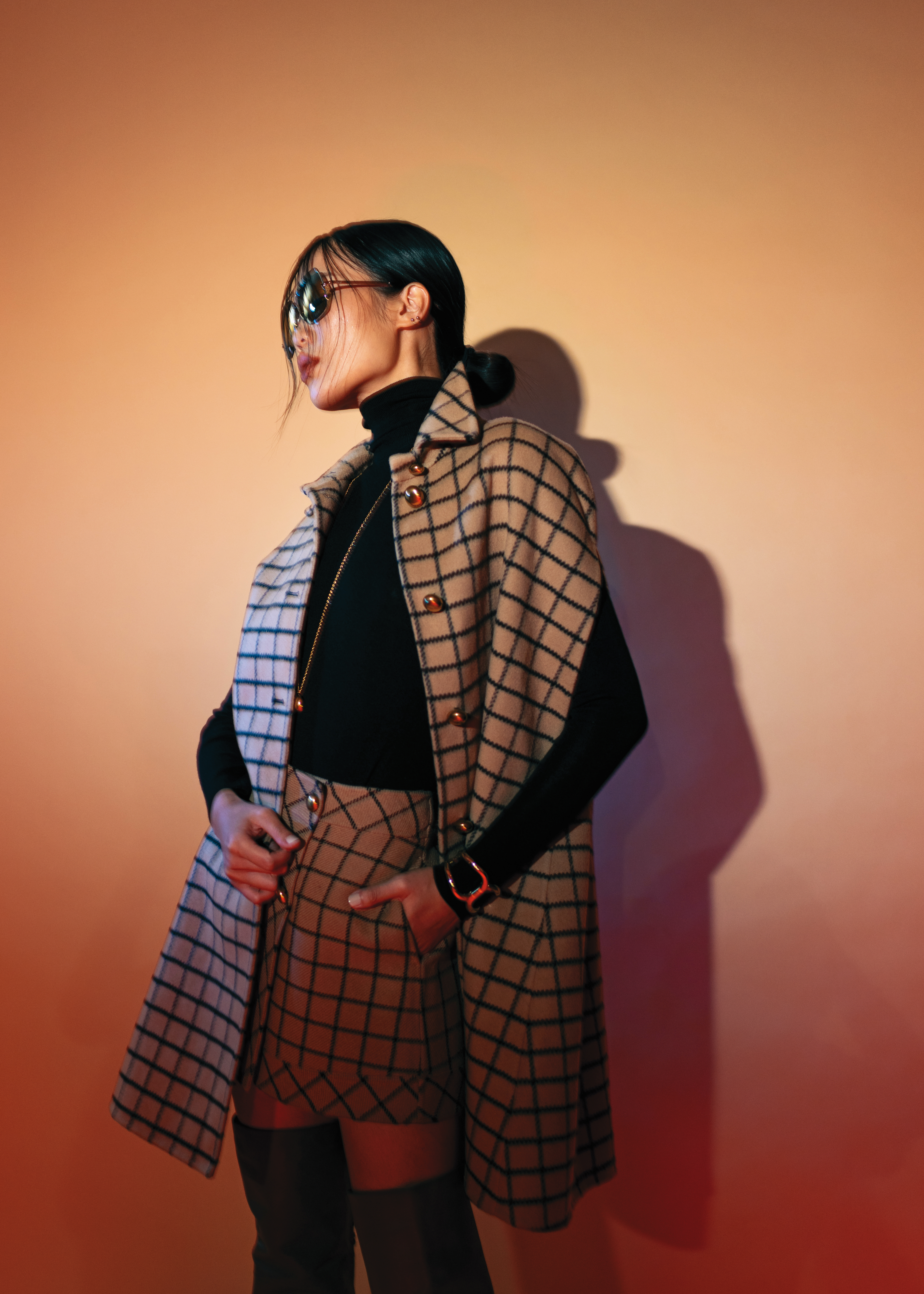 棕色格紋羊毛斗篷NT$170,000 by DIOR／黑色高領毛衣NT$63,000 by DIOR／棕色格紋羊毛短裙NT$100,000 by DIOR／過膝長靴NT$70,300 by Chloé／Leonore銀框綠漸層墨鏡NT$16,400 by Chloé／D-PEPITE金屬項鍊NT$20,500 by DIOR／Marcie圓形手環 價格店洽by Chloé