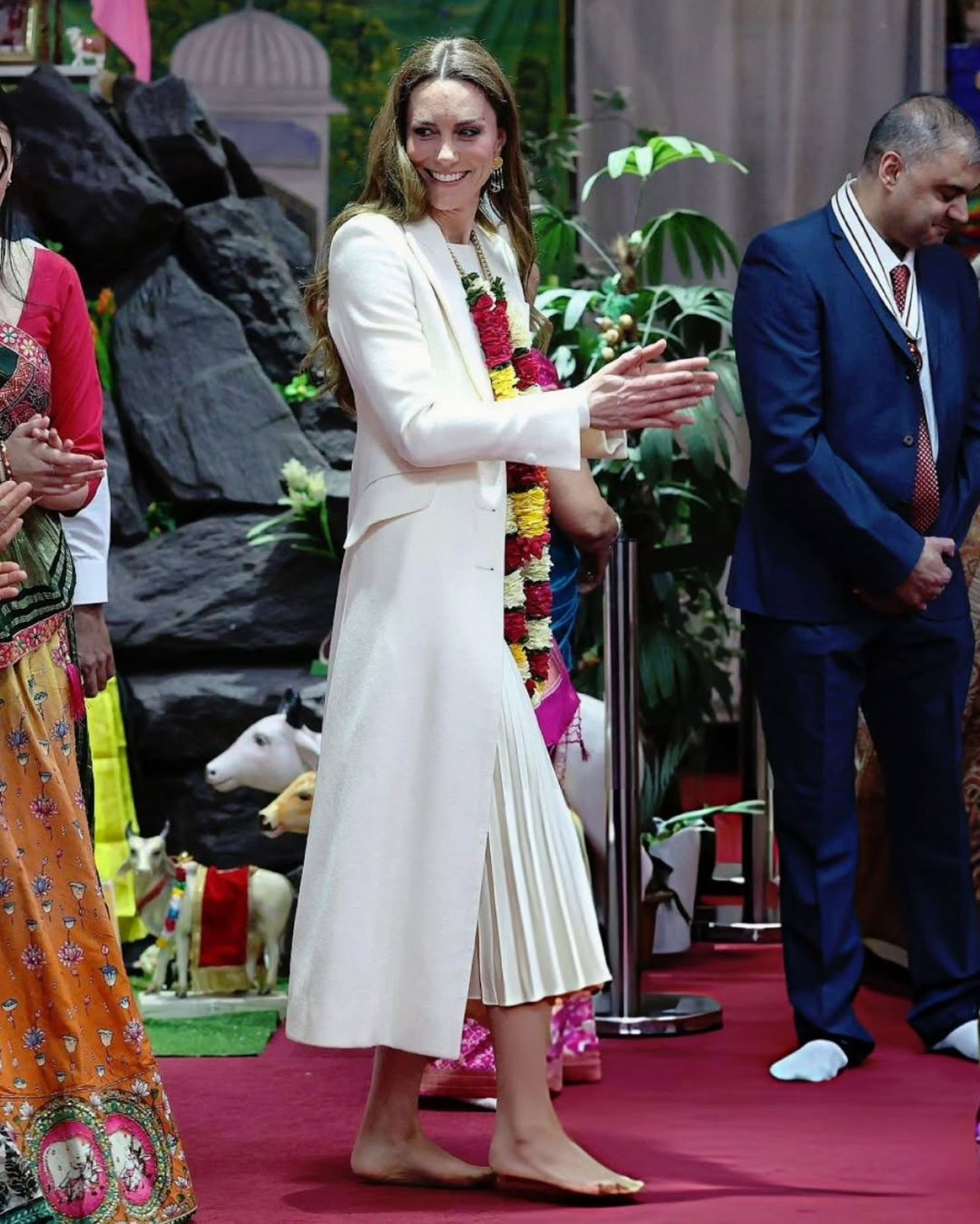凱特王妃依照寺廟傳統脫鞋入內，赤腳與信徒一同跳起寶萊塢舞蹈。（翻攝willcatsworld IG）