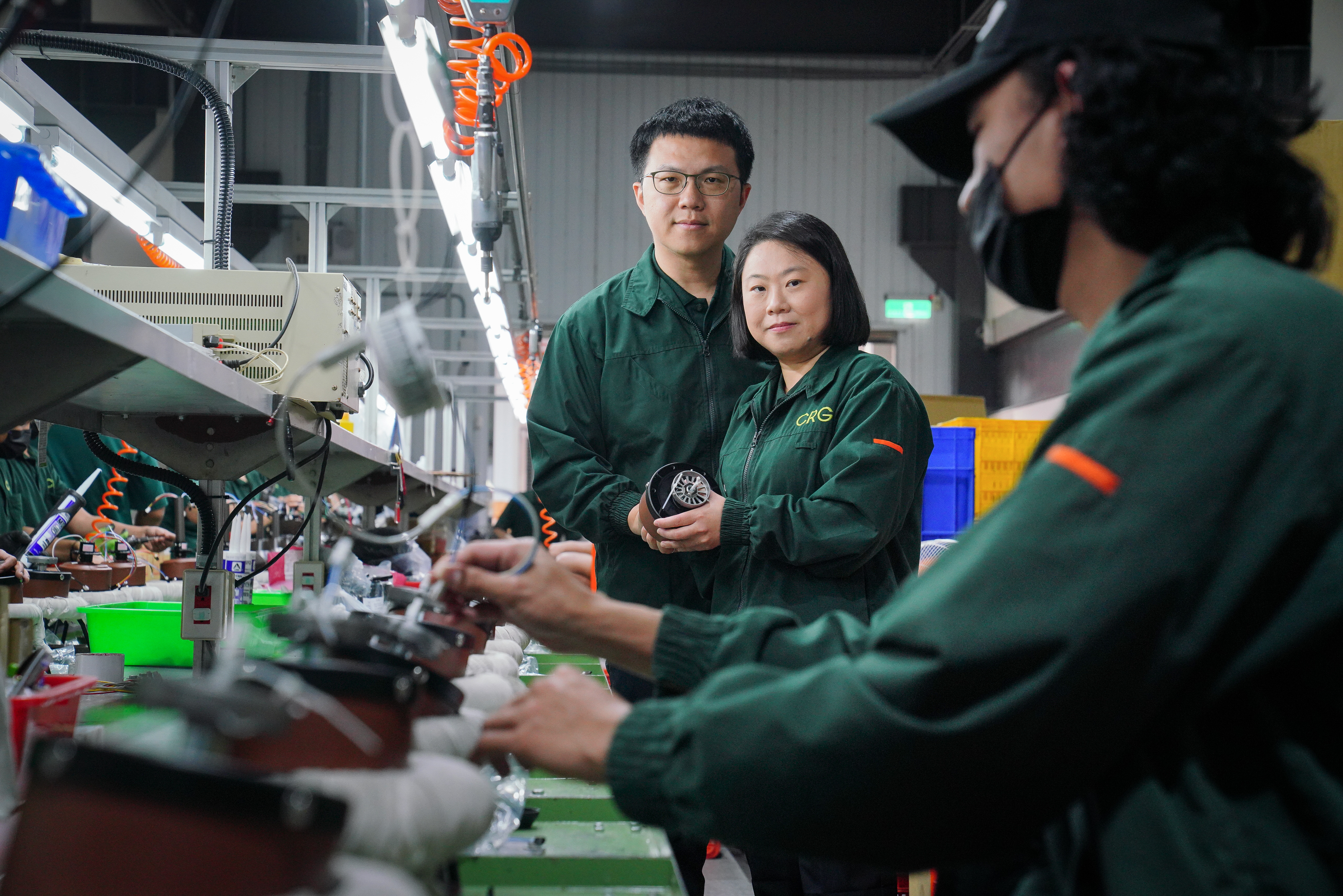 昶瑞機電董事長蔡翔如（右）與總經理楊偉成（左）在十多年前以無人問津的DC（直流電）吊扇創業，掌握馬達及電控技術，在成為世界DC吊扇龍頭後，成功跨足可載重數百公斤的無人機動力模組製造。