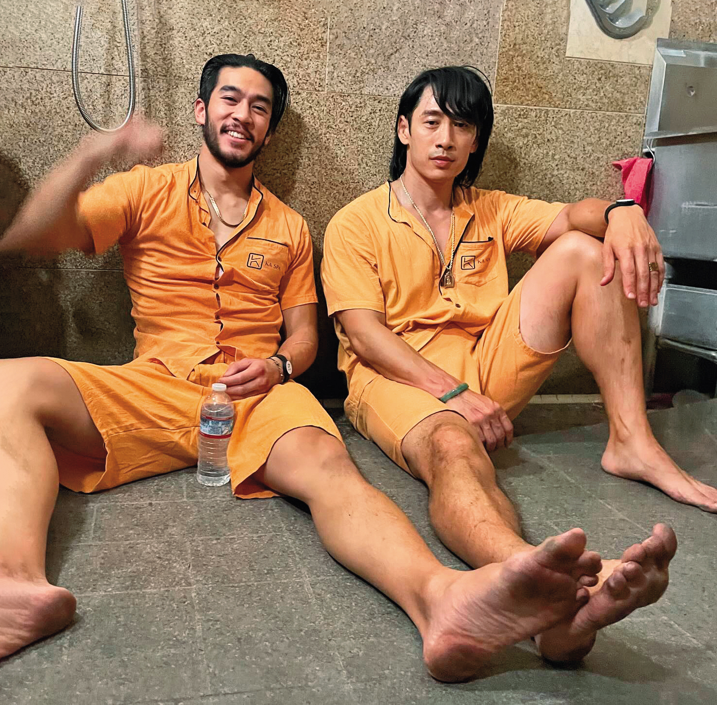 路斯明(右)和男主角錢裕揚(左)為拍三溫暖大場面打鬥戲累癱。(翻攝自路斯明IG)