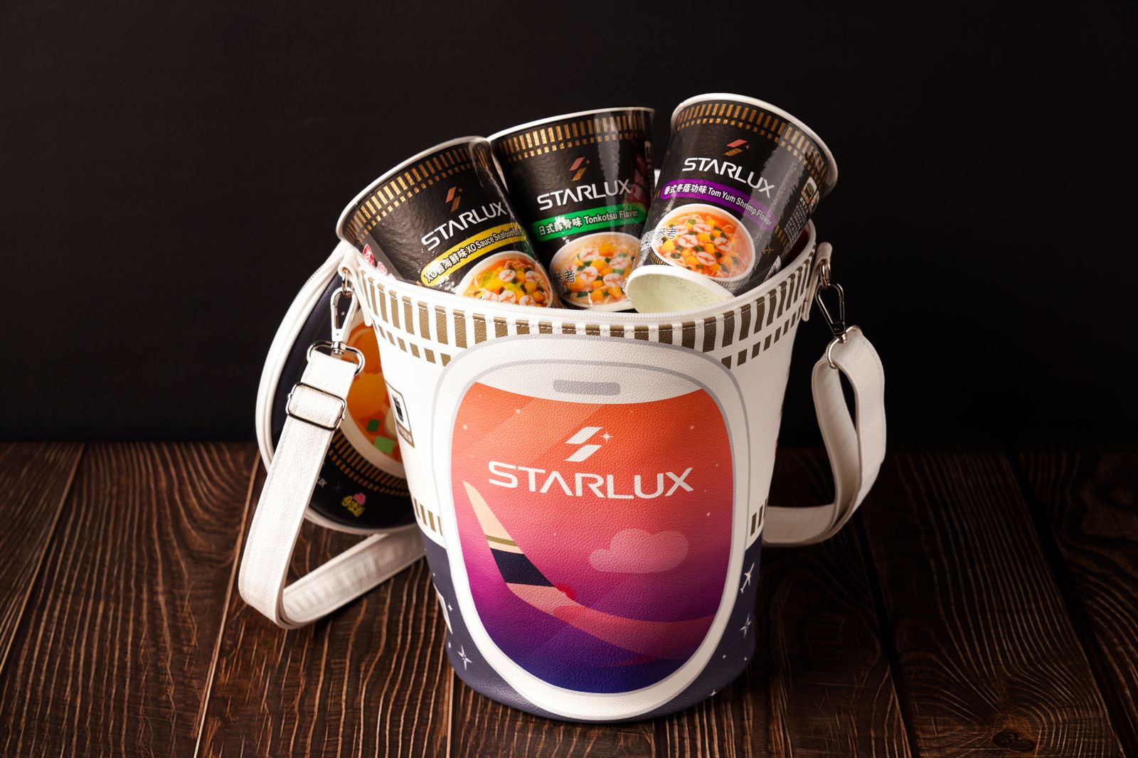 星宇航空攜手日清食品推出「巨無霸泡麵杯包」,含杯包與三款杯麵。(業者提供)