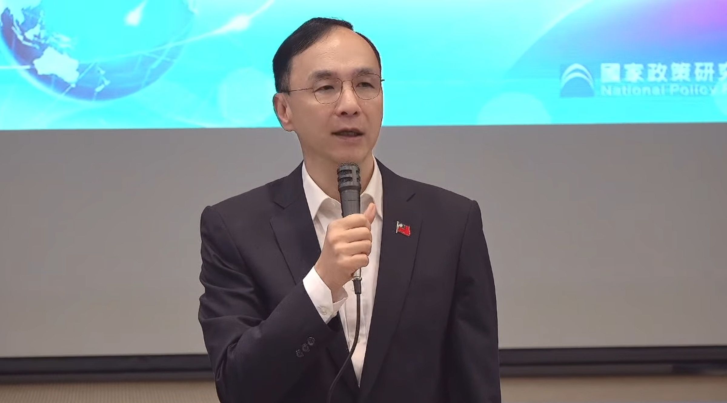 朱立倫今出席國政基金會民調發布會,回應罷免修法及民調支持度等議題。(翻攝自國政基金會直播)