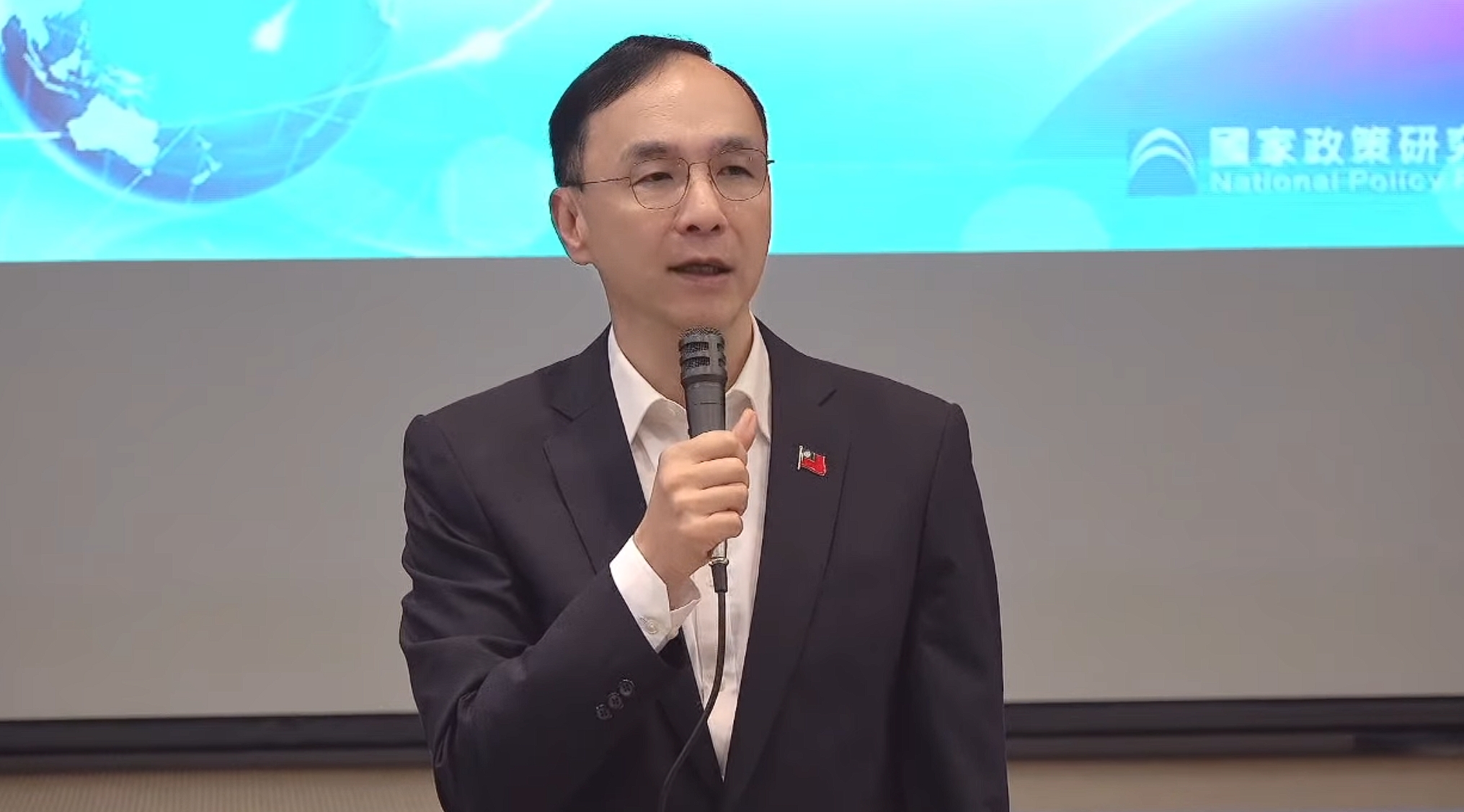 朱立倫今出席國政基金會民調發布會，回應罷免修法及民調支持度等議題。（翻攝自國政基金會直播）