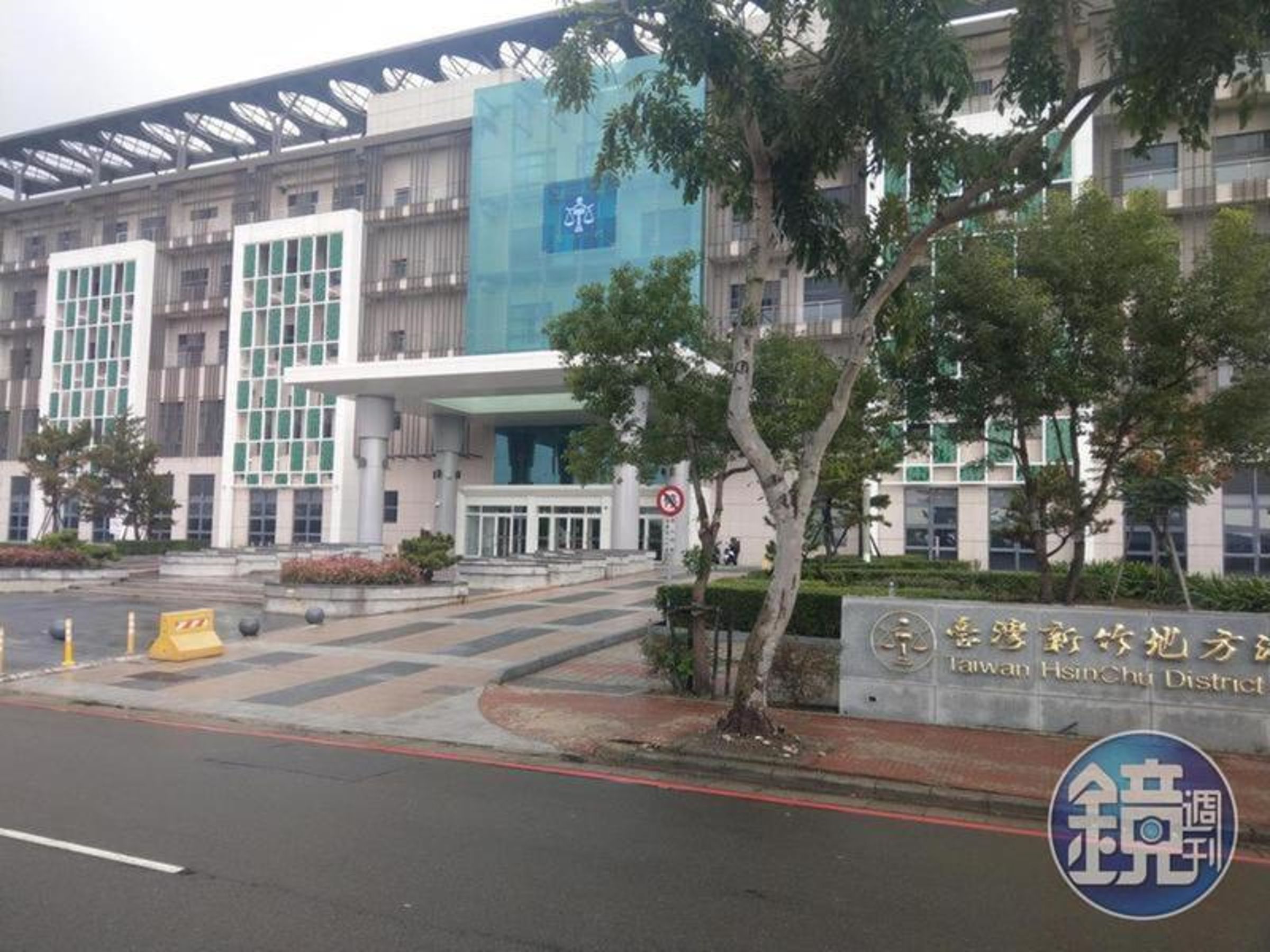 一名台積電女工程師遭撞擦傷,她向肇事的竹科作業員和所屬公司求償,新竹地院近日判決,作業員應賠償696萬元,但所屬公司免賠,圖為新竹地院外觀。(本刊資料照)