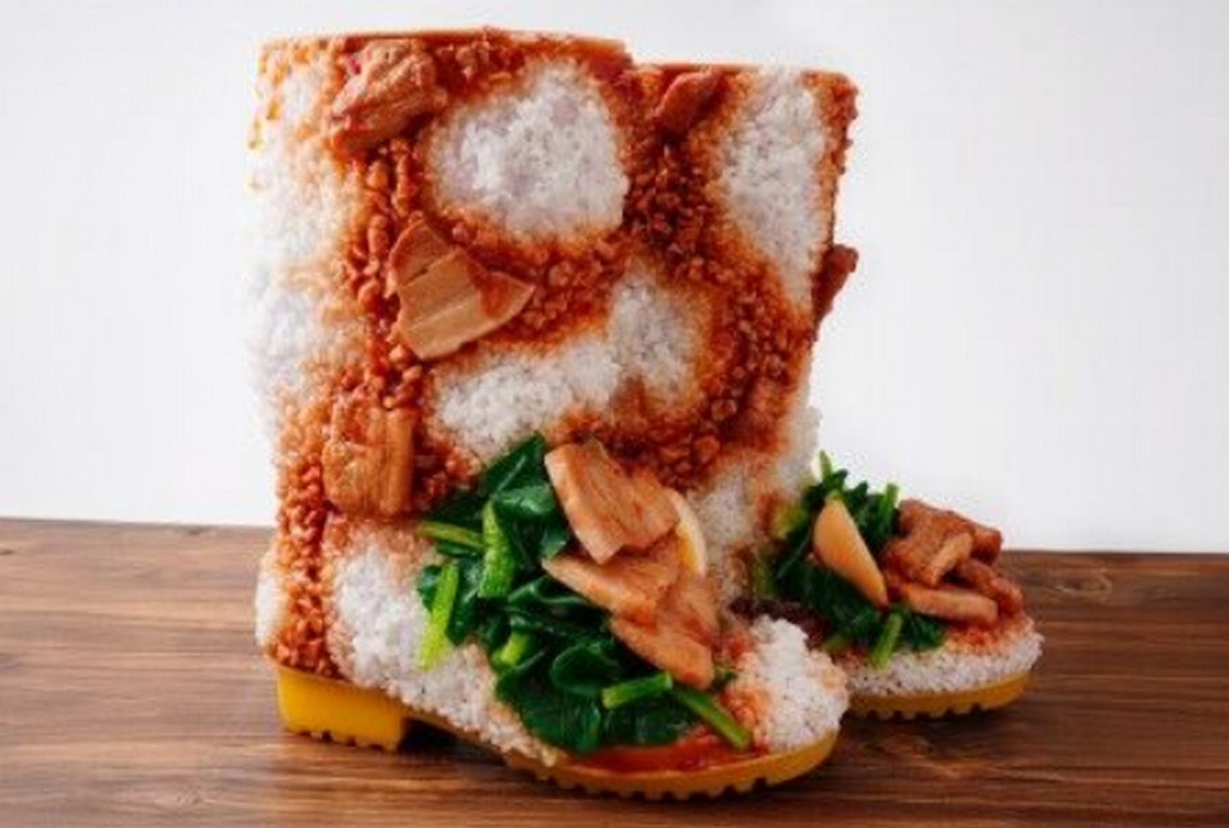 日本所澤市推出「滷肉飯戰靴」作為「故鄉納稅」的回禮。(翻攝自所澤市官網)