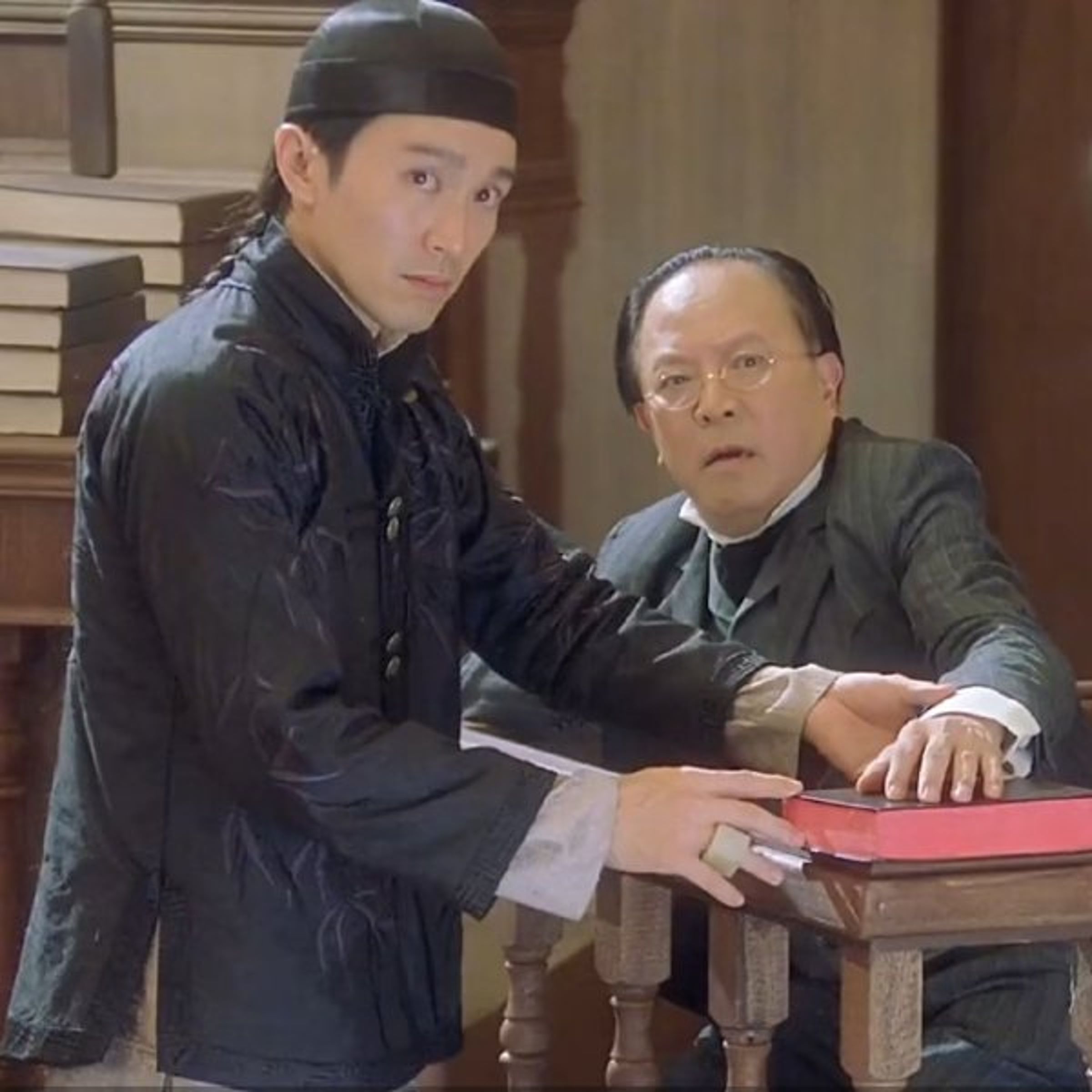 鍾景輝擁有耶魯大學碩士高學歷,也是周潤發等人的戲劇啟蒙恩師,但也常在電影裡客串演配角,例如周星馳的《整人狀元》。(網路圖片)