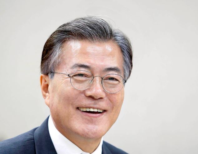 文在寅被控涉嫌收賄，恐難逃青瓦台魔咒。（翻攝文在寅臉書）