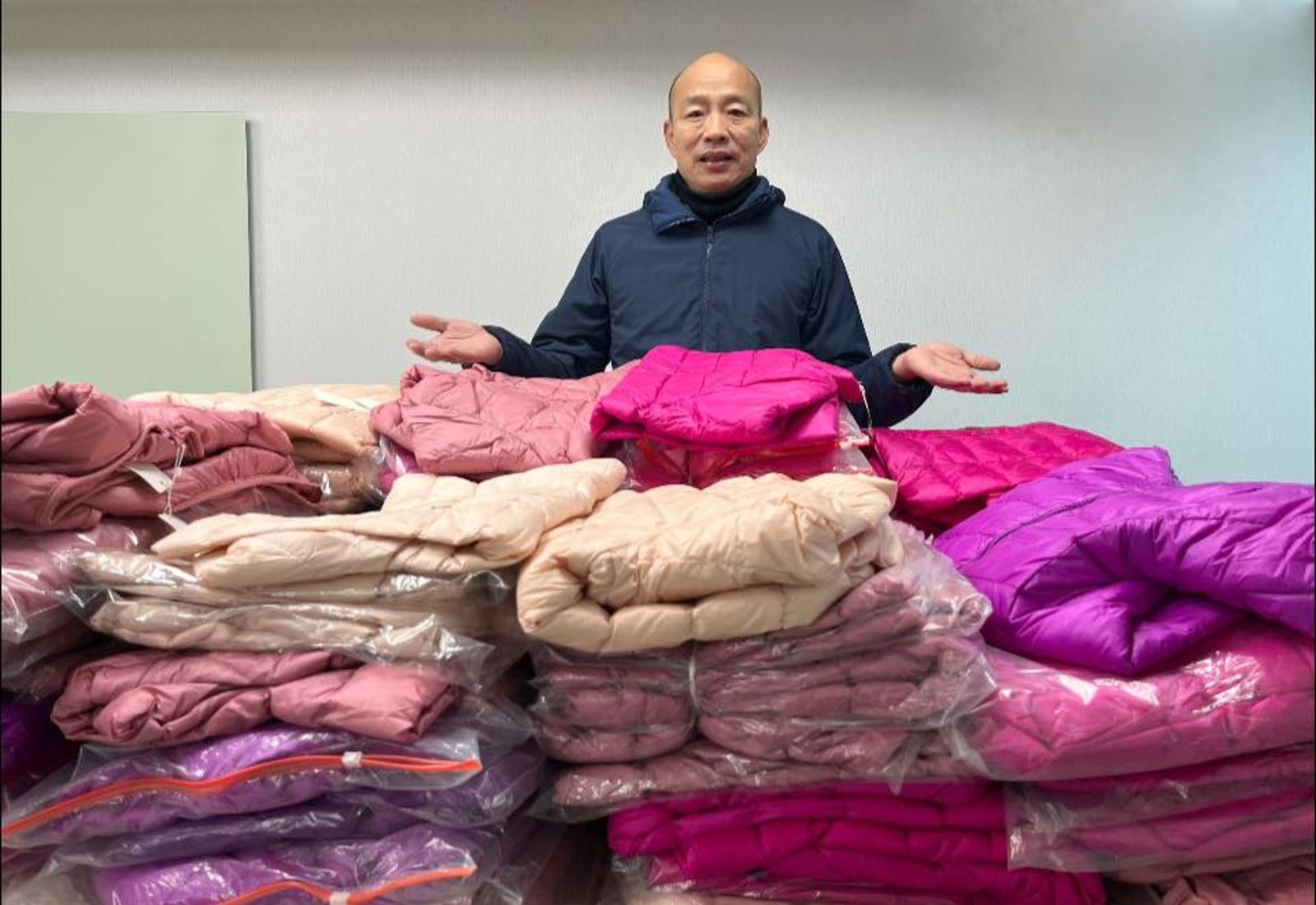 寒流來襲，韓國瑜訂了1,000件羽絨衣要替弱勢長輩送暖。（圖／翻攝自韓國瑜臉書）