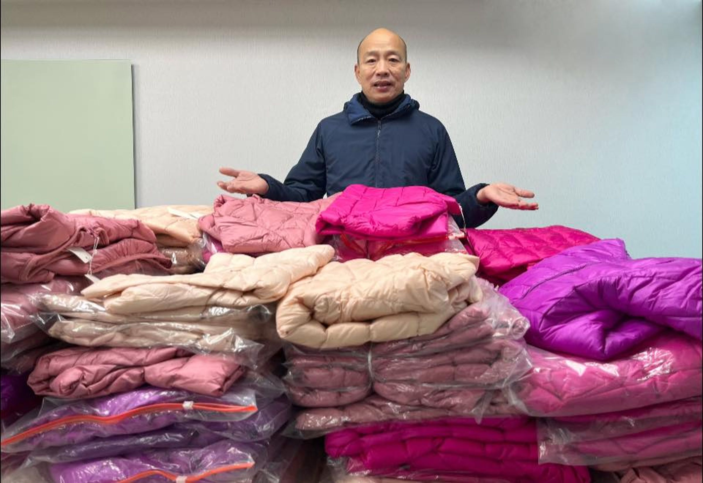 寒流來襲,韓國瑜訂了1,000件羽絨衣要替弱勢長輩送暖。(翻攝自韓國瑜臉書)
