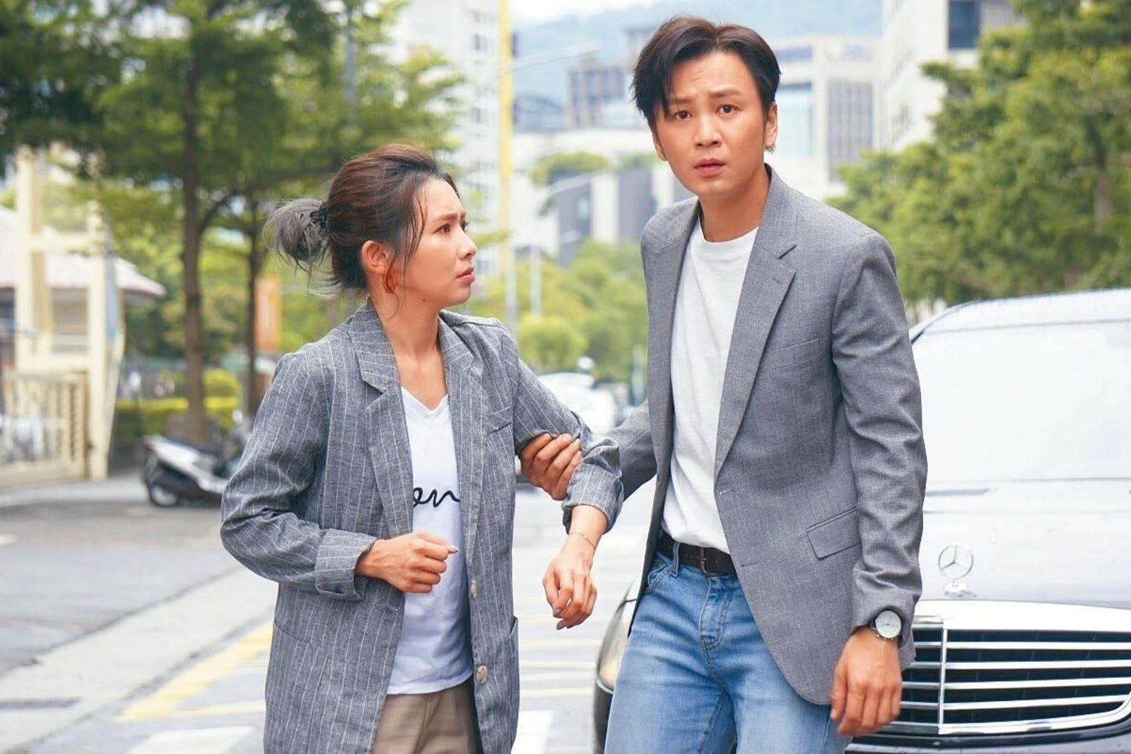 張書偉（右）在團體解散後就轉向戲劇發展，曾和吳婉君（左）合作演出三立電視劇《炮仔聲》。（翻攝自張書偉臉書）